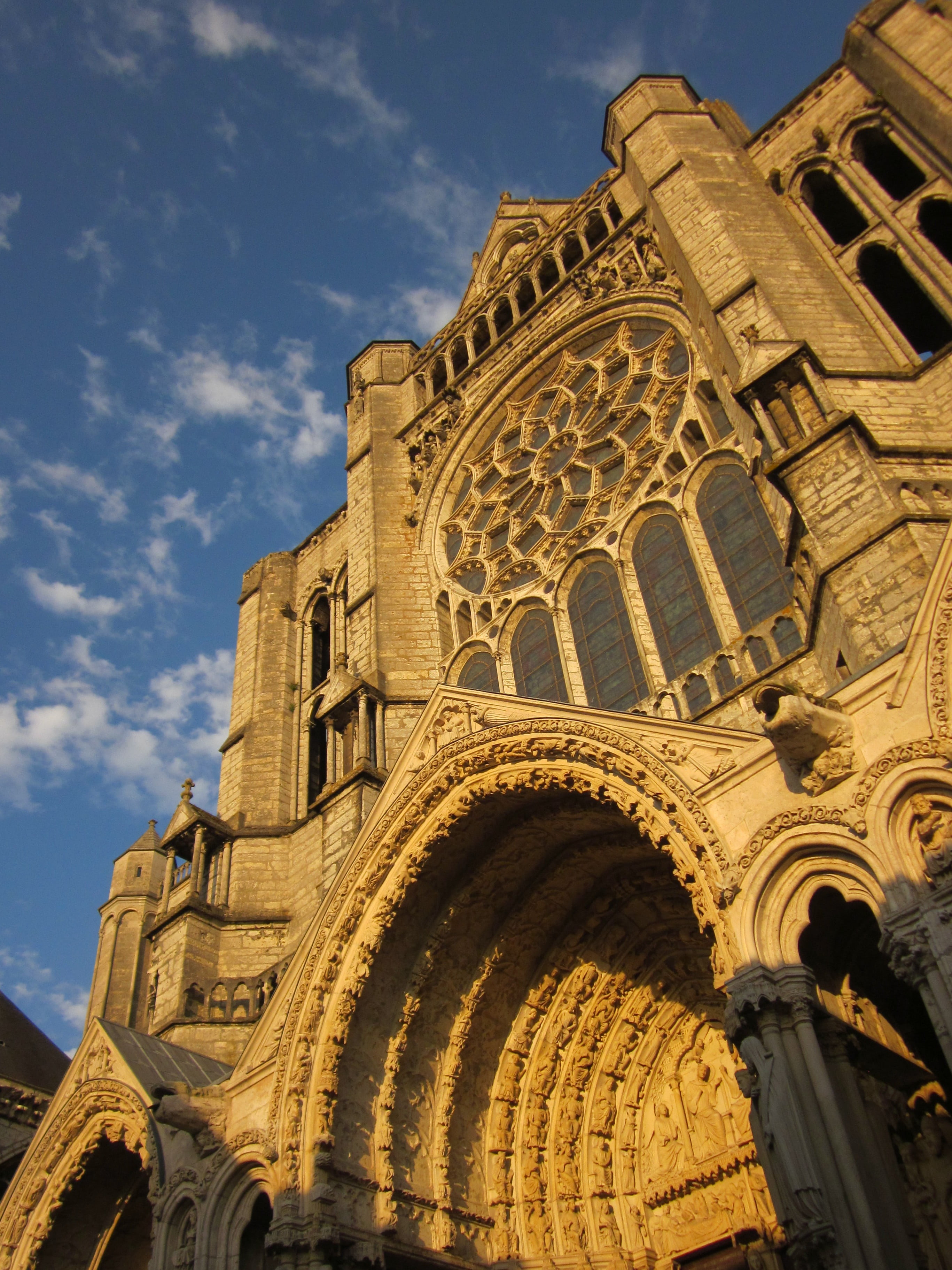 medieval, chartres, nature, cathedral, low angle view, arch, day, chartres cathedral, history, building exterior, french, sky, no people, france, the past, Phone HD Wallpaper