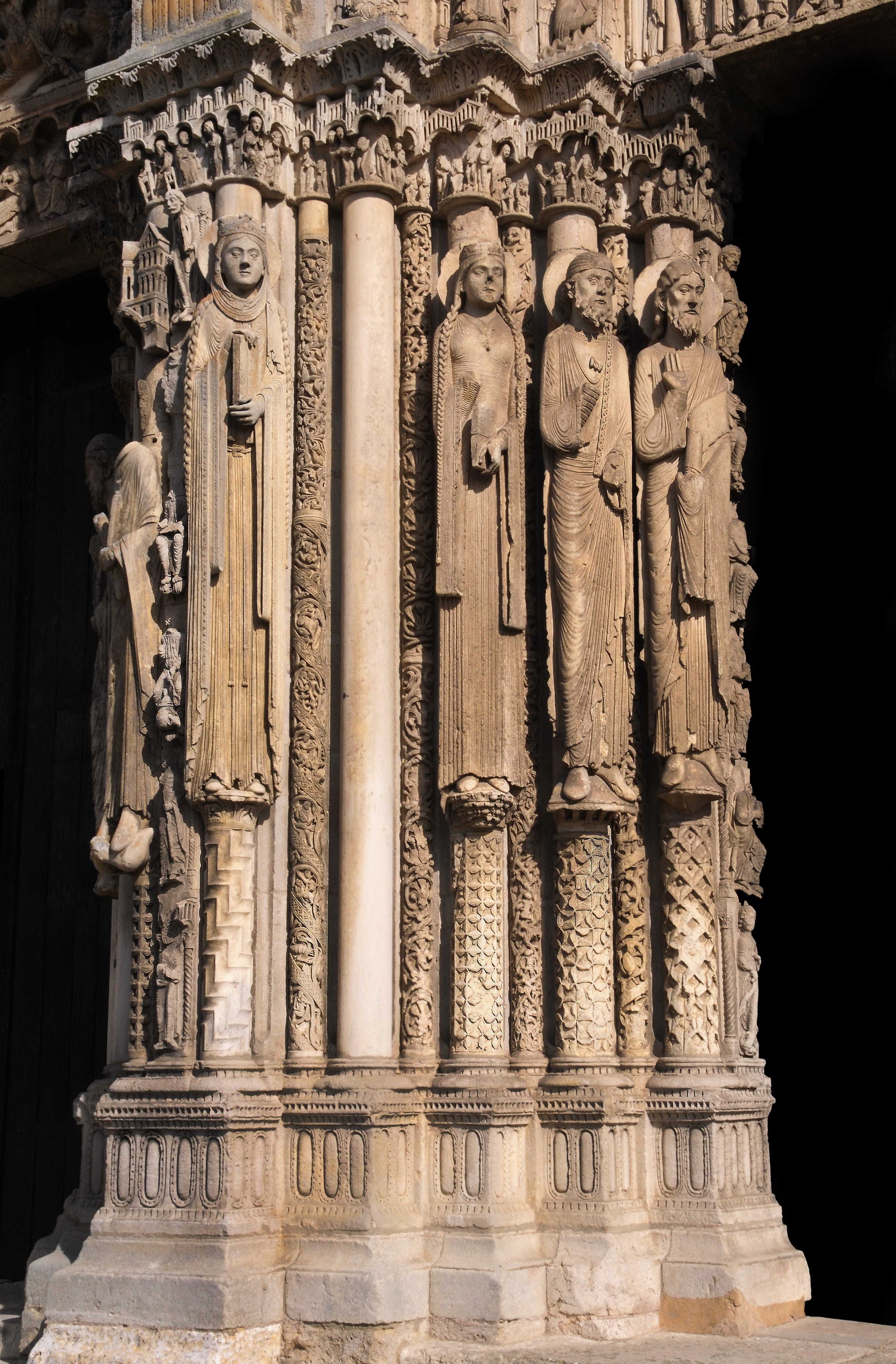 sculpture, carving, statue, built structure, no people, chartres, art and craft, architectural column, architecture, the past, belief, gothic, craft, place of worship, Phone HD Wallpaper