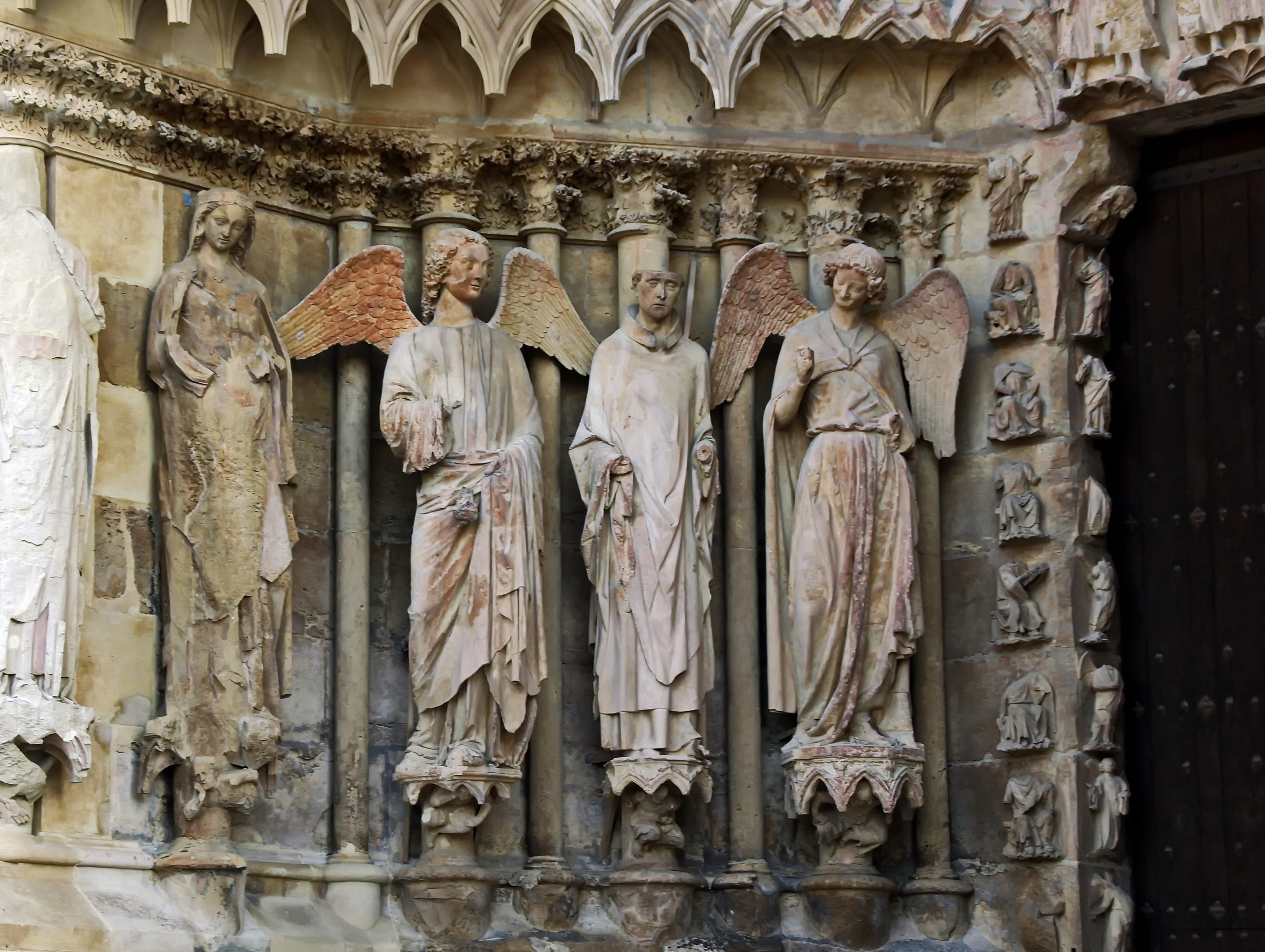 2K, statues, history, place of worship, ancient civilization, religion, art and craft, male likeness, statue, the past, portal, christian, smile, reims, HD Wallpaper