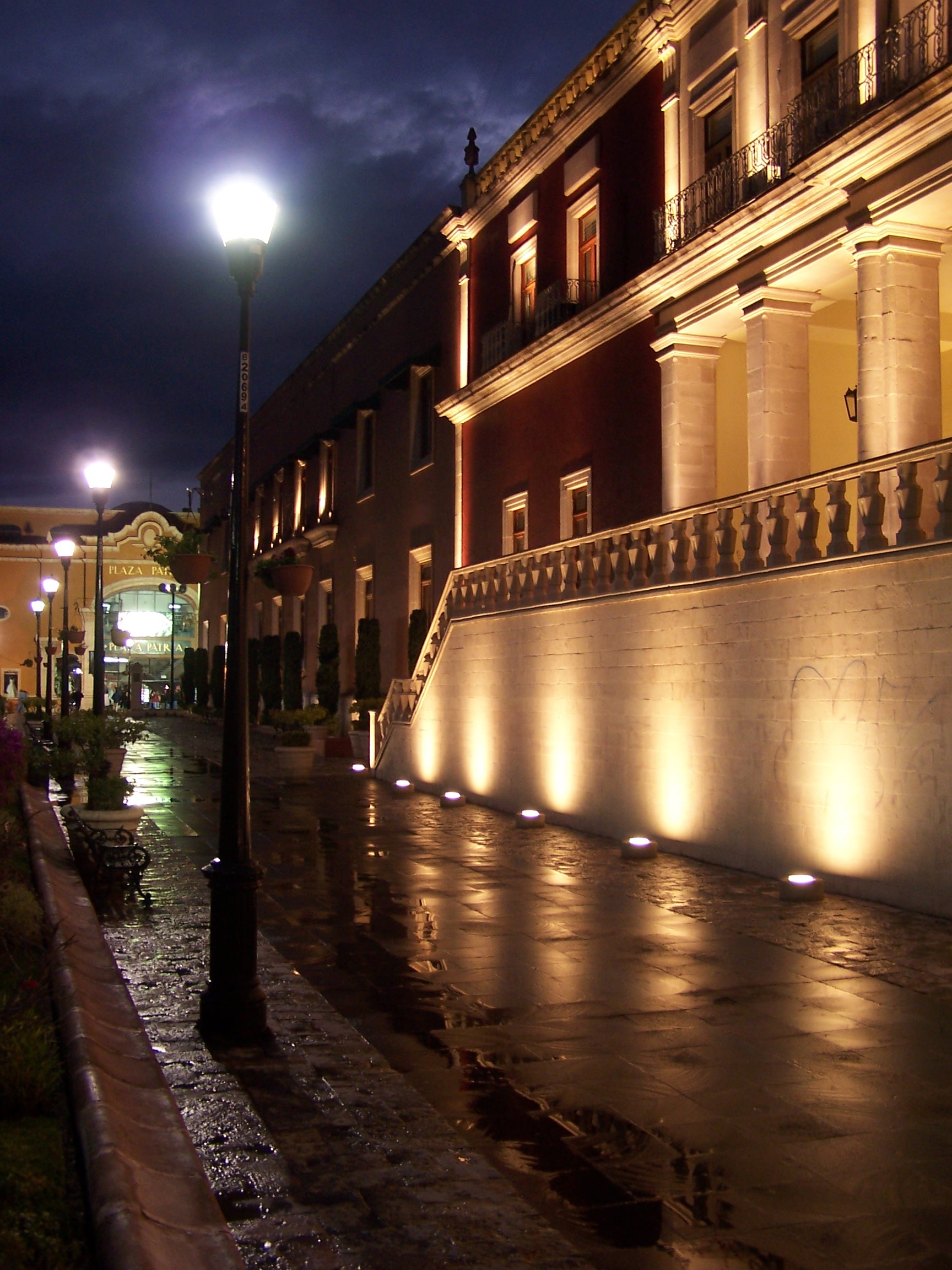 historic, old, building exterior, colonial, illuminated, light, the way forward, tourism, world, mexico, street light, town, transportation, mexican, heritage, Phone HD Wallpaper