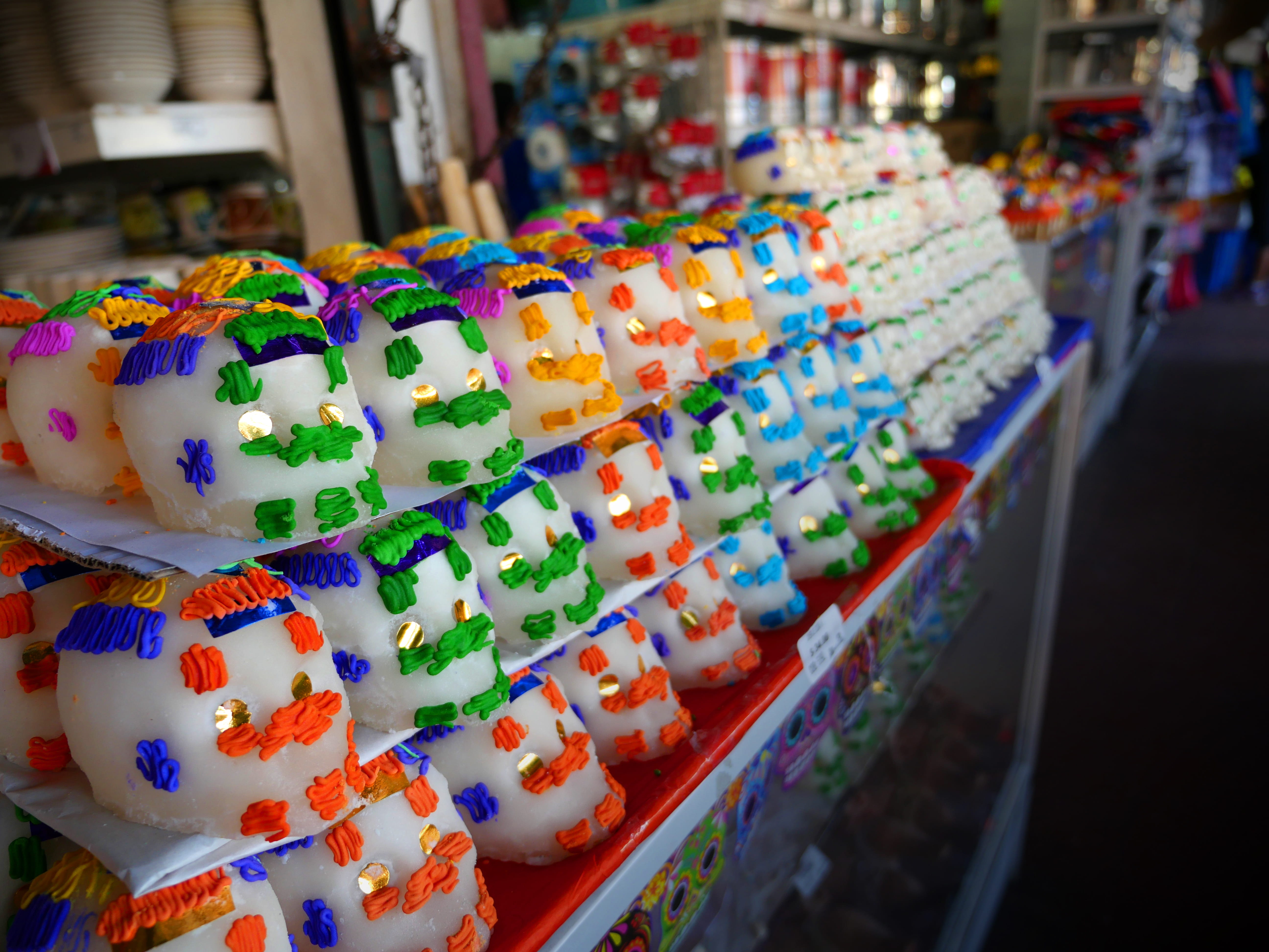 mercado hidalgo, tijuana, sale, food and drink, hidalgo, skull, selective focus, skulls, multi colored, store, mexico, still life, market, abundance, indoors, HD Wallpaper