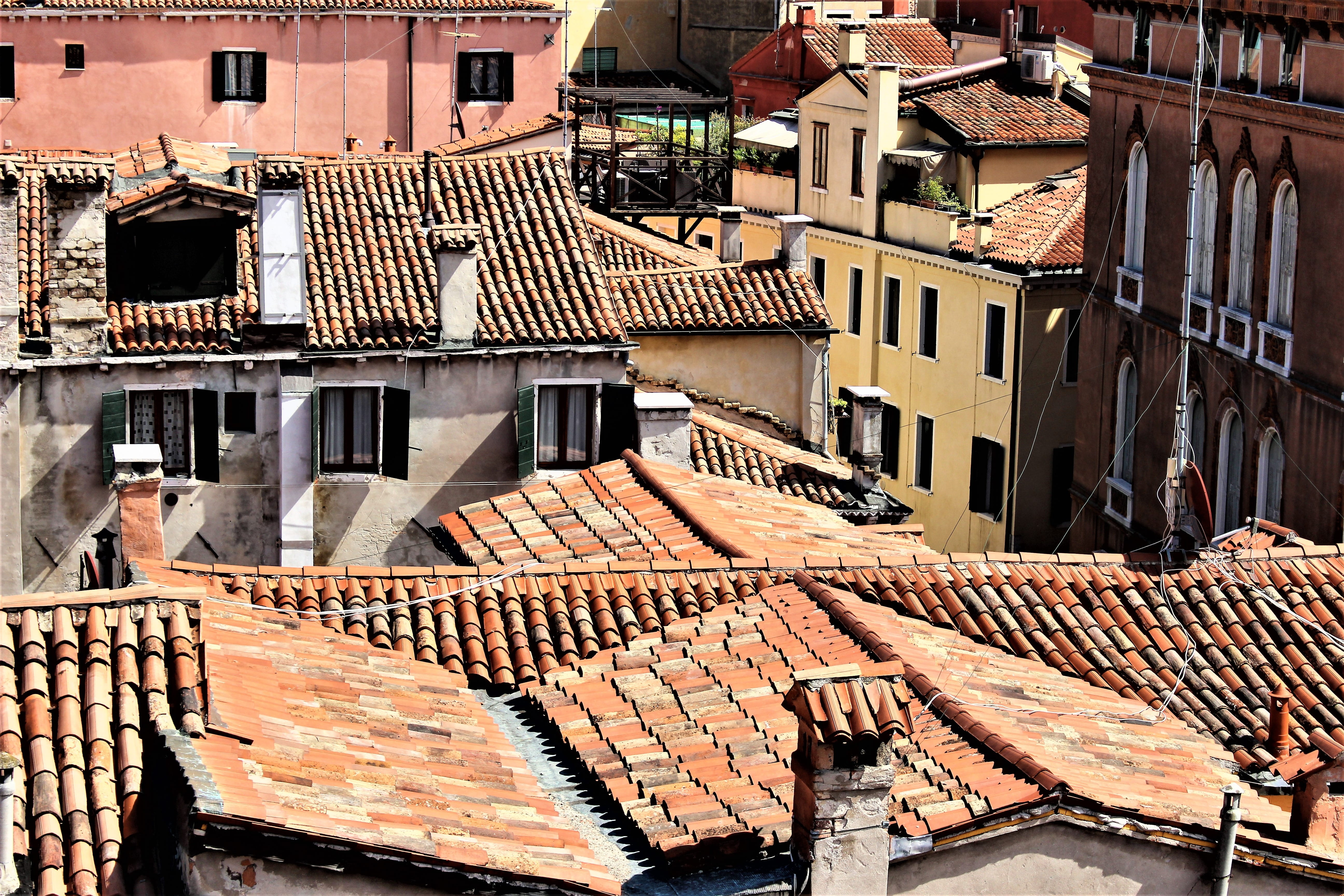 roof tiles, cityscape, tourist, street view, building, outdoor, destination, daytime, chimneys, takås, facade, rooftop, built structure, architecture, concrete, HD Wallpaper