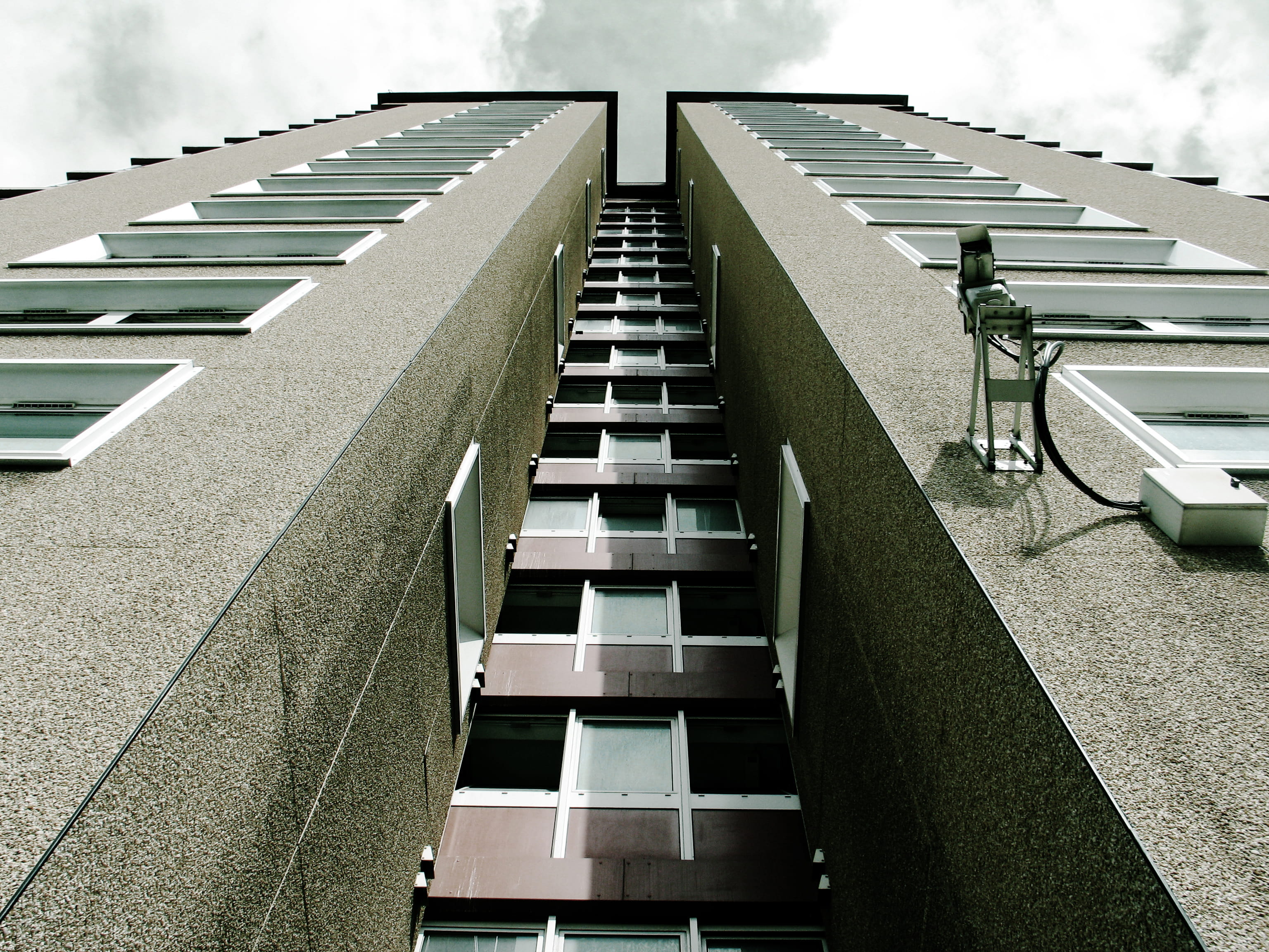 suburbia, low angle view, 2K, the way forward, up, architecture, tall, transportation, outdoors, windows, no people, wall, grey, clouds, london, uk, rust, HD Wallpaper
