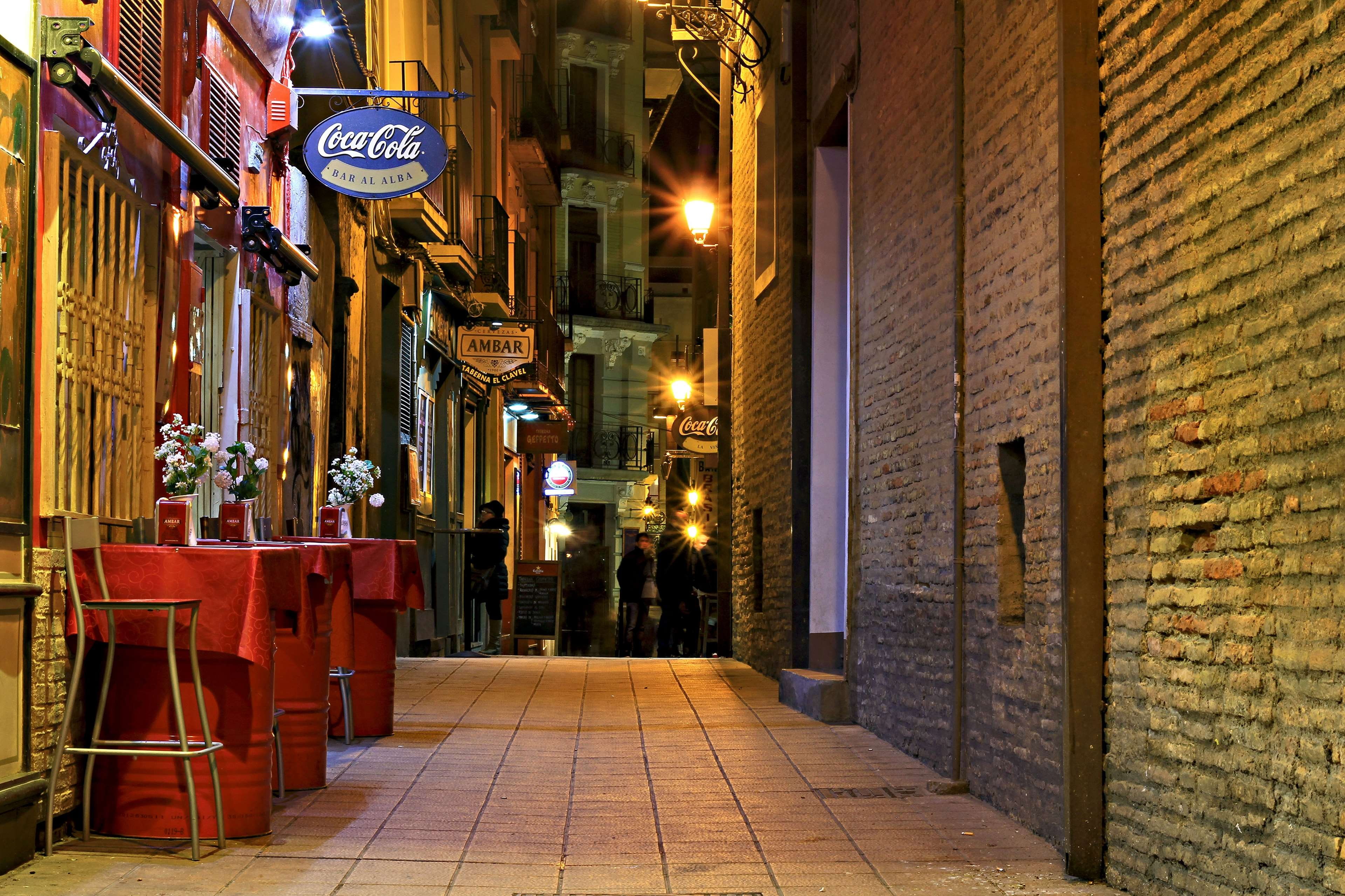 coffee, meat, illuminated, top, lights, pub, beer, tray, building exterior, dinner, perspective, sandwich, bike, restaurant, urba, alley, no people, street light, HD Wallpaper