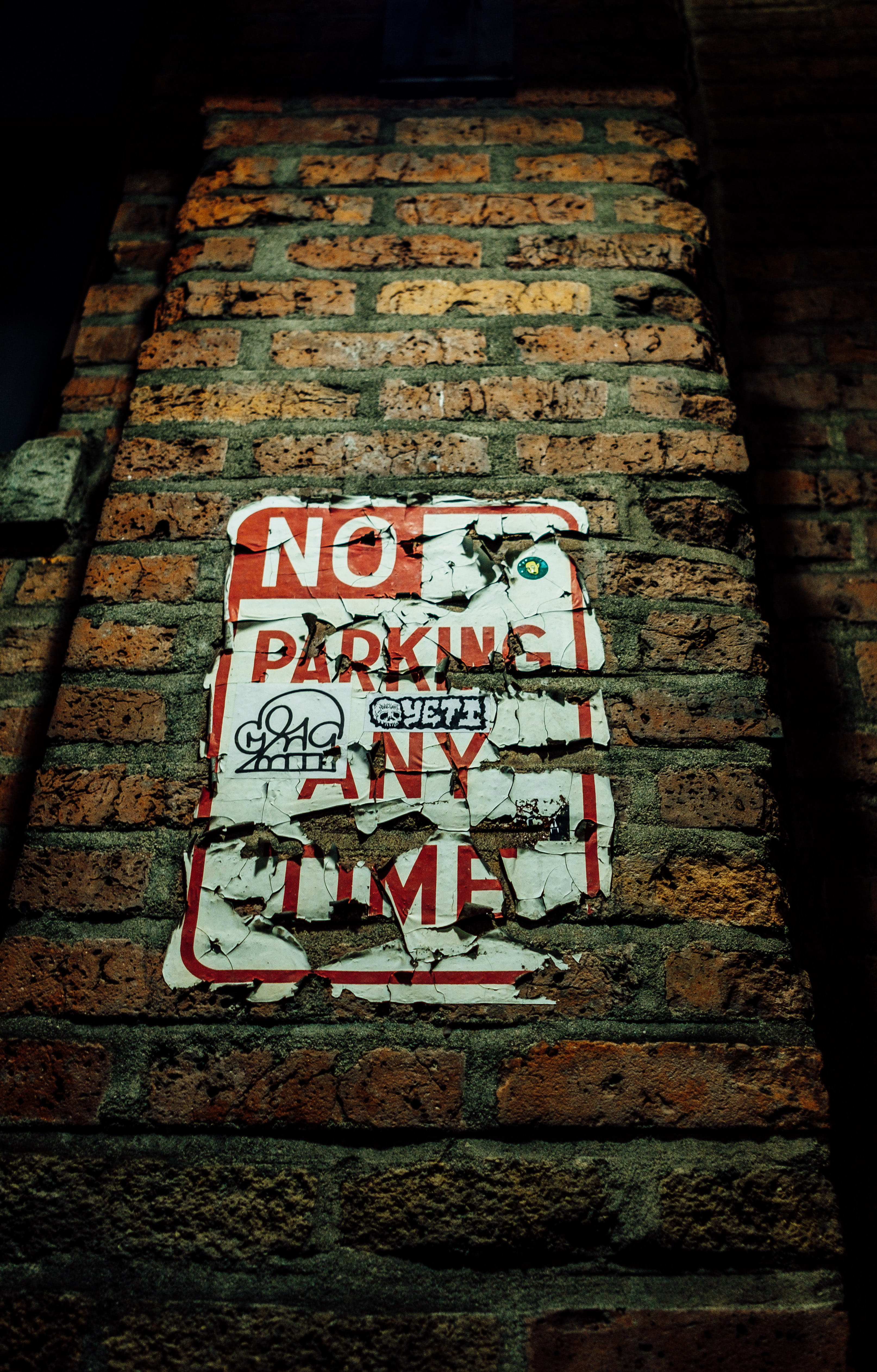 path, low angle view, indoors, signs, brick wall, walkway, pavement, alleyway, dark, built structure, 4K, brick, message, downtown, grunge, night, ripped, Phone HD Wallpaper