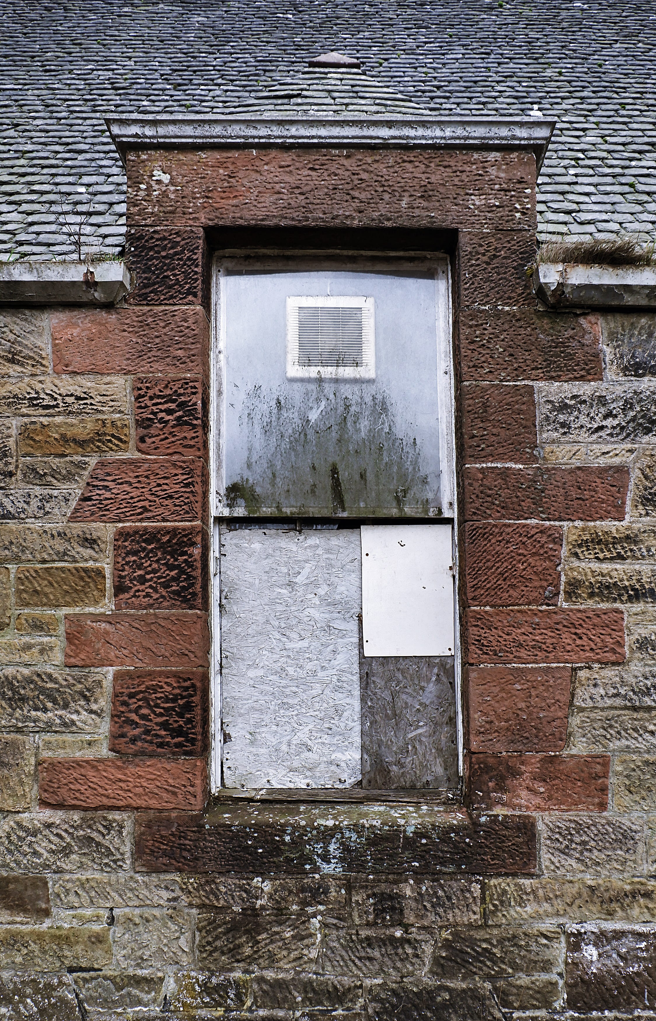 outdoors, cobblestone, door, blossom, wooden, deterioration, 2K, pavement, residential district, building, wall, window, sidewalk, no people, geranium, Phone HD Wallpaper