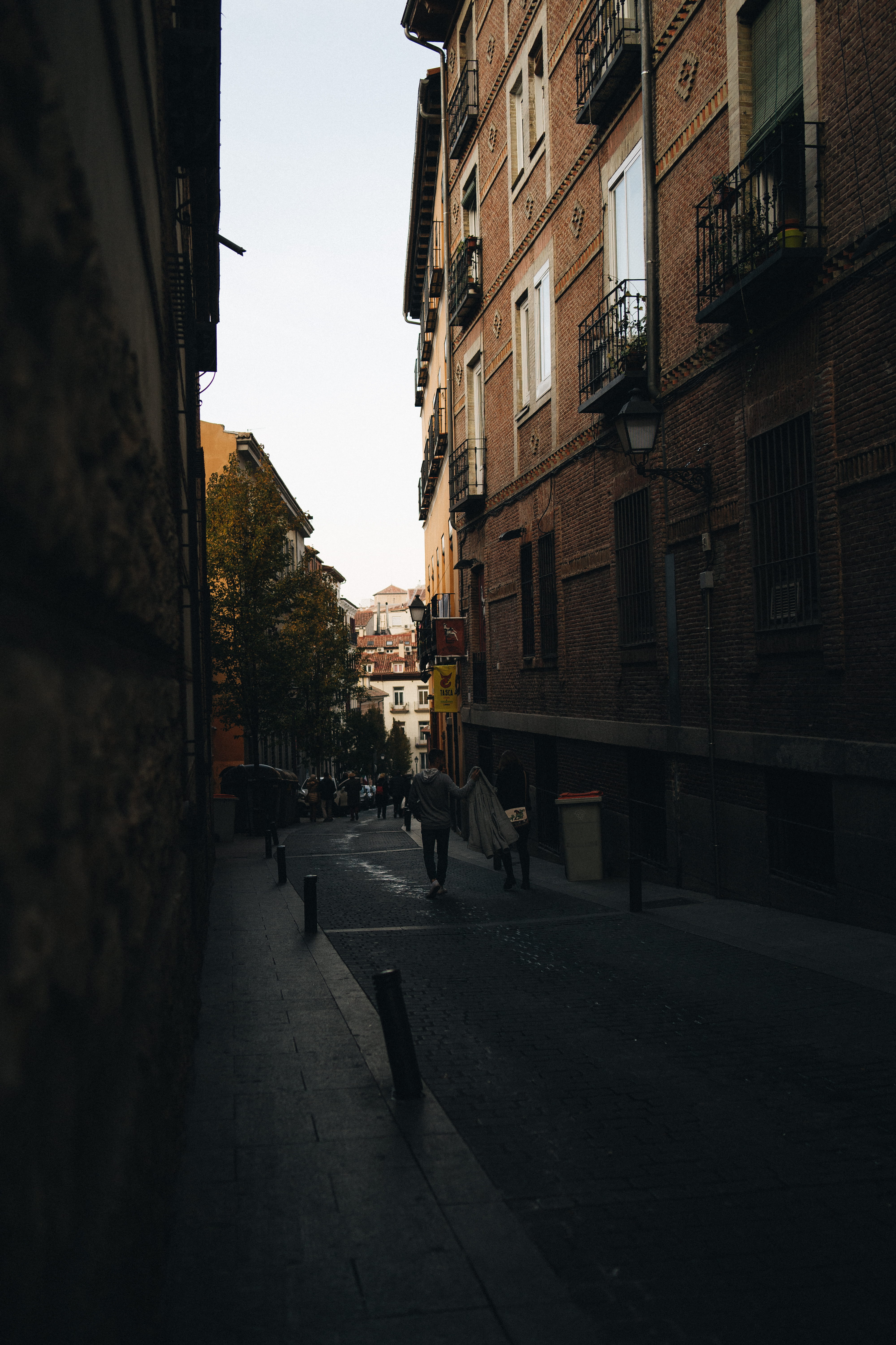 direction, tarmac, sky, 5K, walkway, banister, the way forward, pavement, people, españa, building, clothing, pedestrian, path, road, asphalt, window, Phone HD Wallpaper