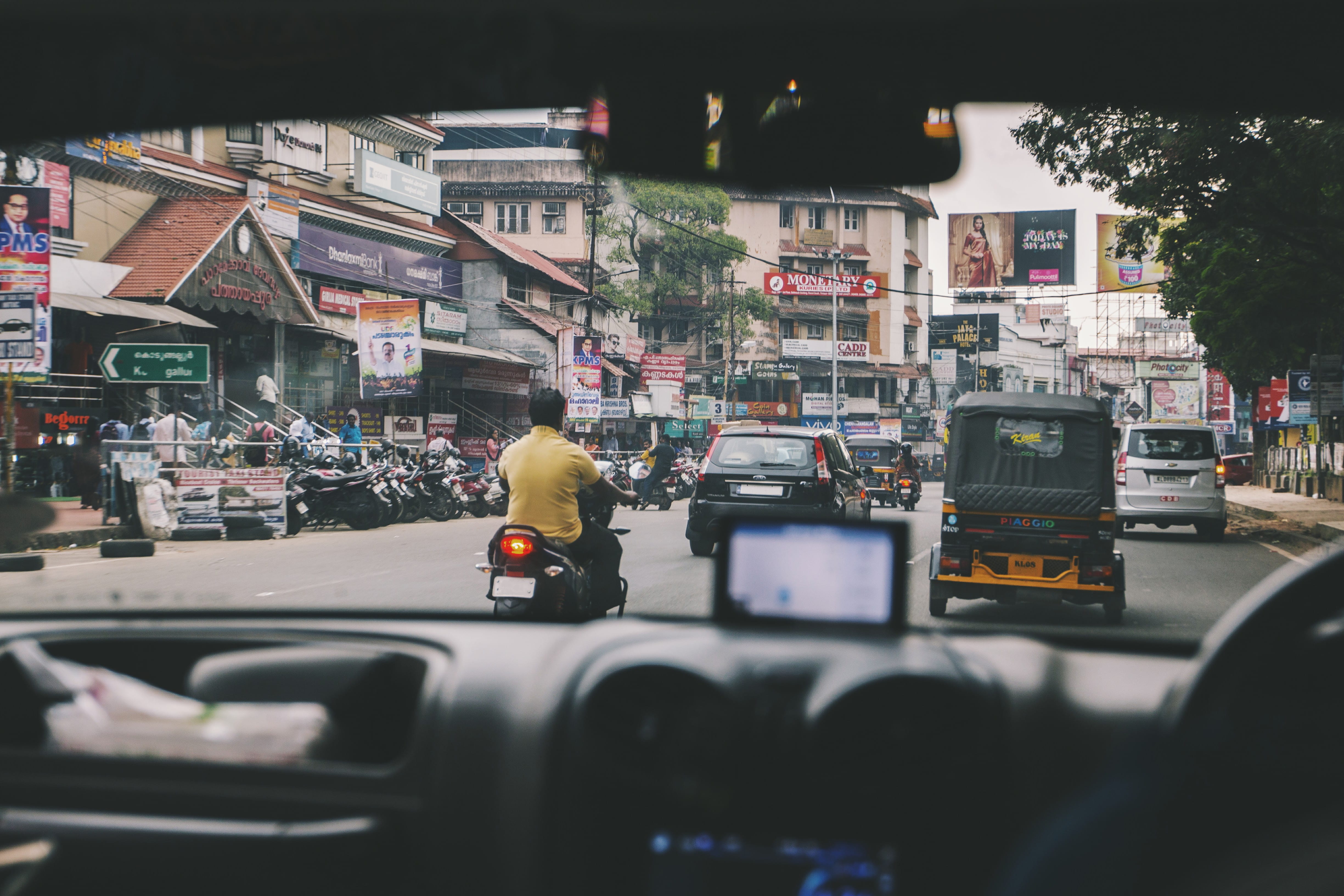 city life, land vehicle, road, architecture, building, thrissur, transportation, cars, town, swaraj round north, lifestyles, 4K, transport, drive, built structure, HD Wallpaper