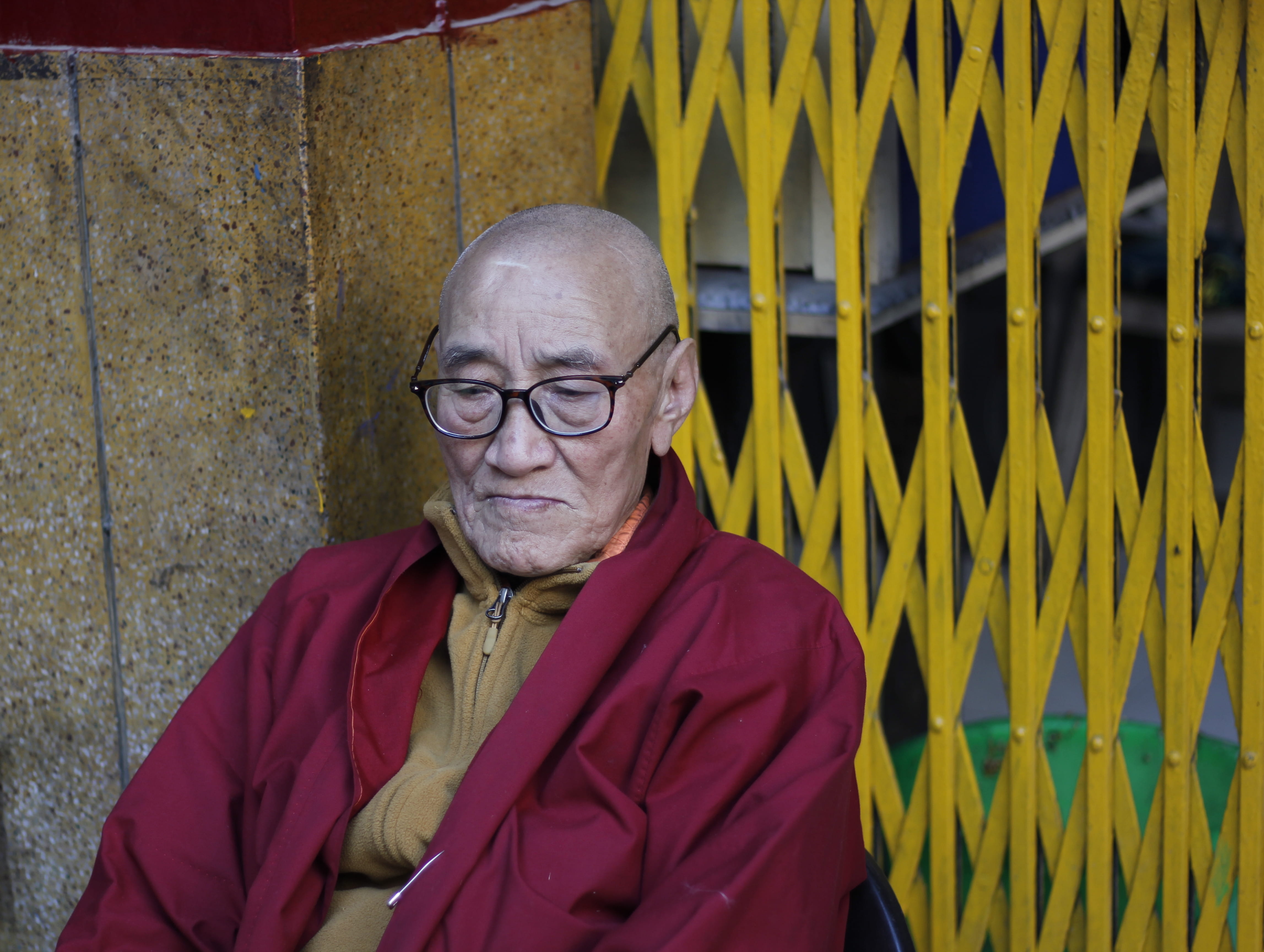 front view, leisure activity, thinking, people, adult, senior men, pensive, canon, accessories, man, india, tibetan, majnu ka tilla, monk, new delhi, accessory, HD Wallpaper