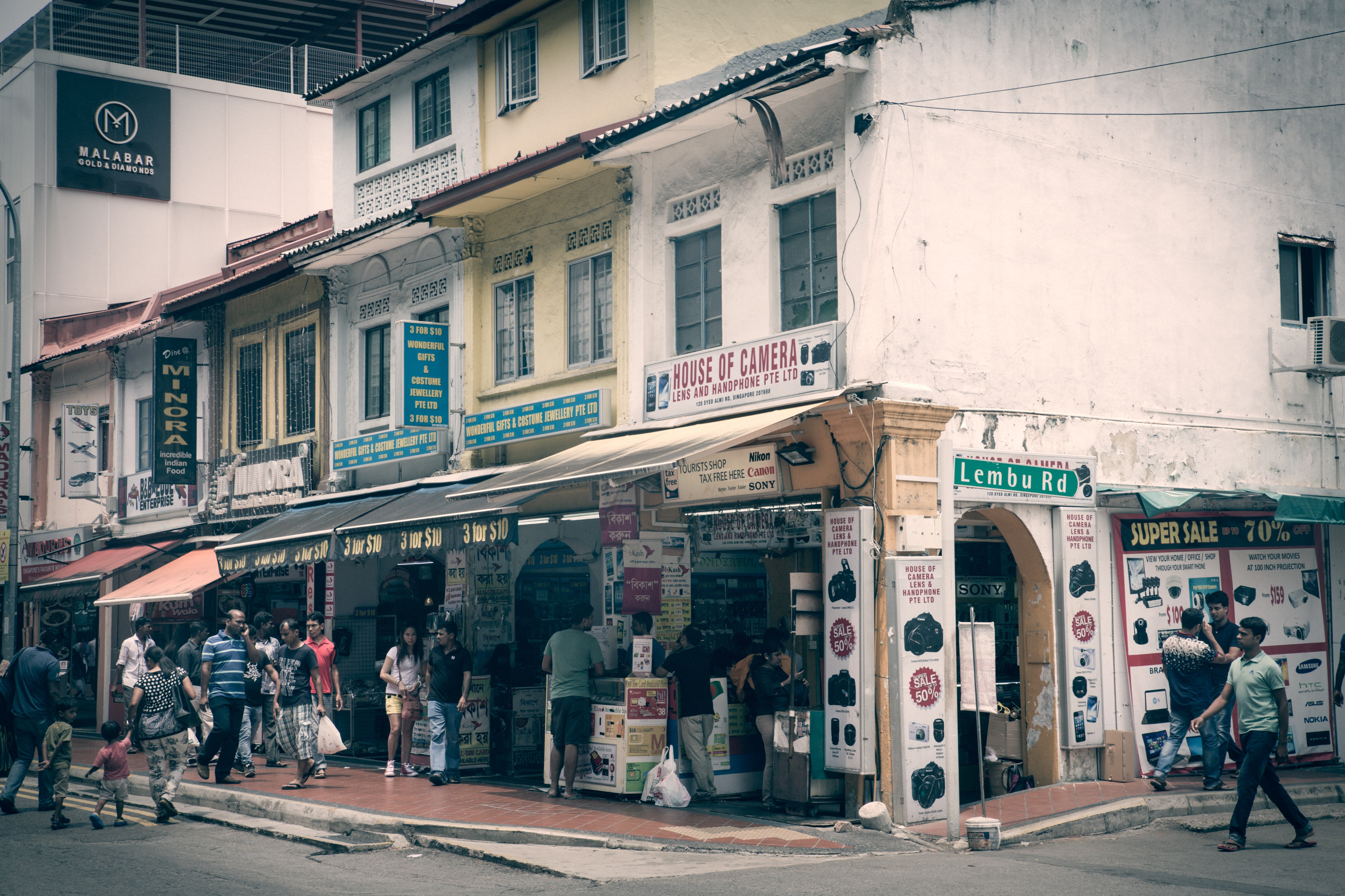street, adult, window, large group of people, outdoors, women, men, colorful, shopping, shops, market, architecture, built structure, little india, day, HD Wallpaper