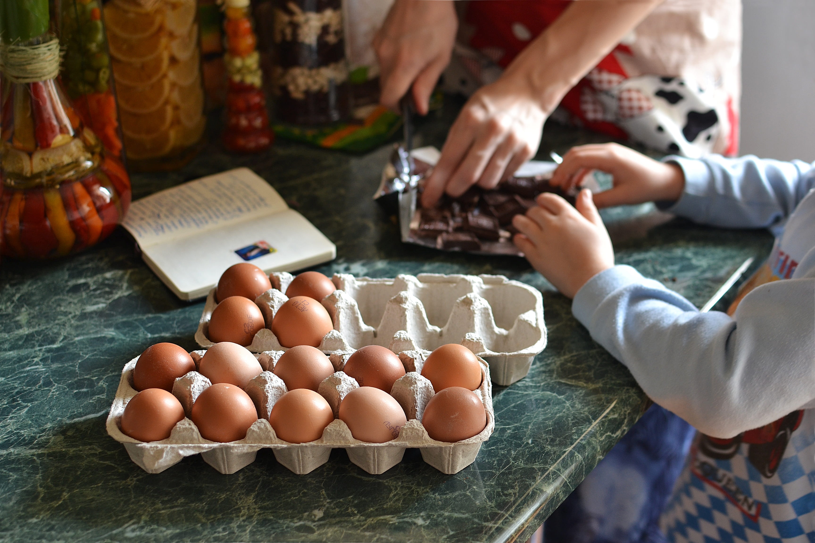 diet, large group of objects, green, eggs, ingredient, eating, easter, child, lifestyles, indoors, cake, family, wellbeing, egg, kid, pile, girl, en, young, HD Wallpaper