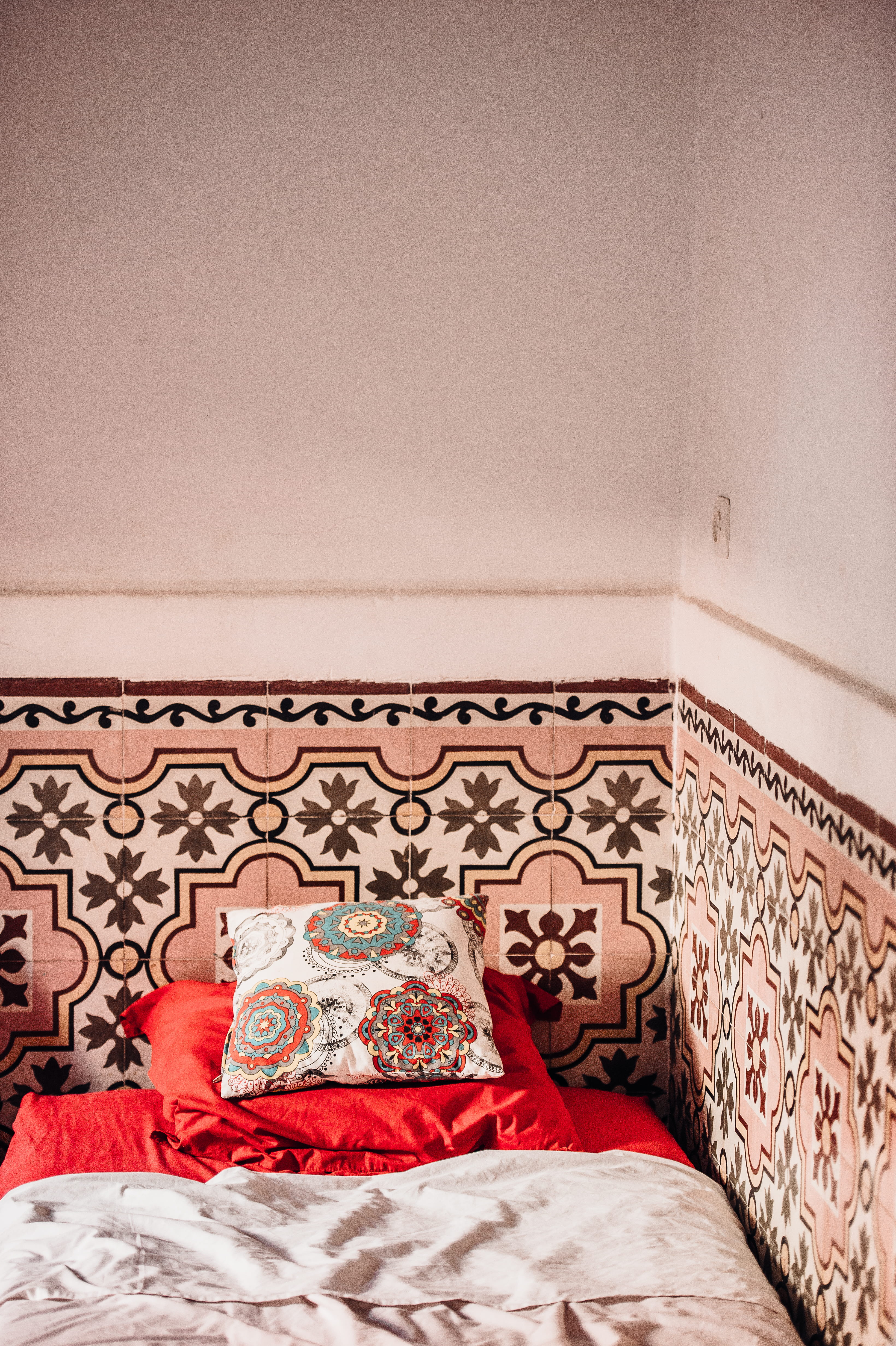 white, home interior, pillows, pattern, domestic room, bedroom, 4K, wall, house, top, cozy, built structure, architecture, throw, tile, design, pillow, Phone HD Wallpaper