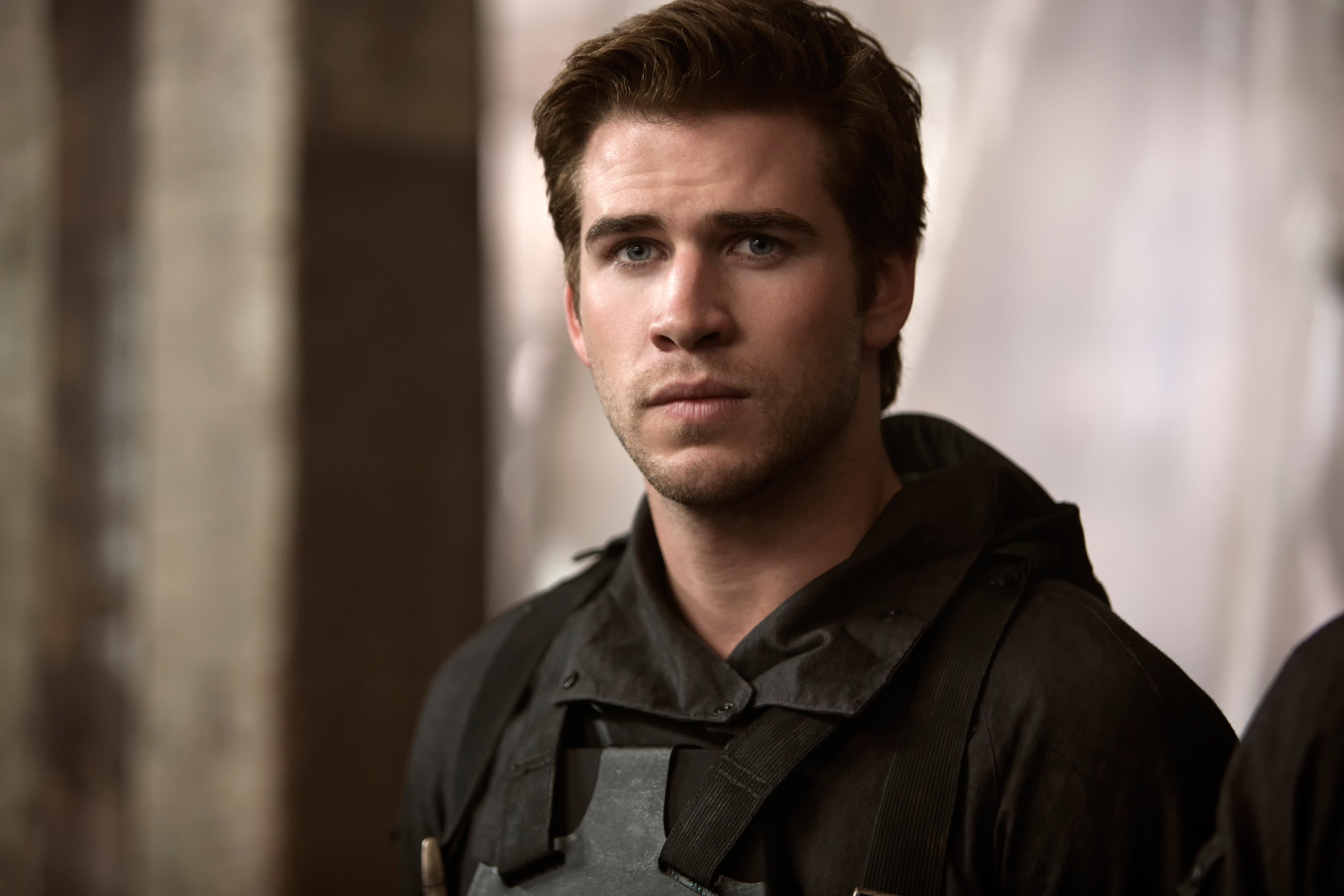young adult, confidence, government, focus on foreground, looking at camera, hemsworth, adult, men, indoors, mid adult, 5K, emotion, uniform, serious, HD Wallpaper