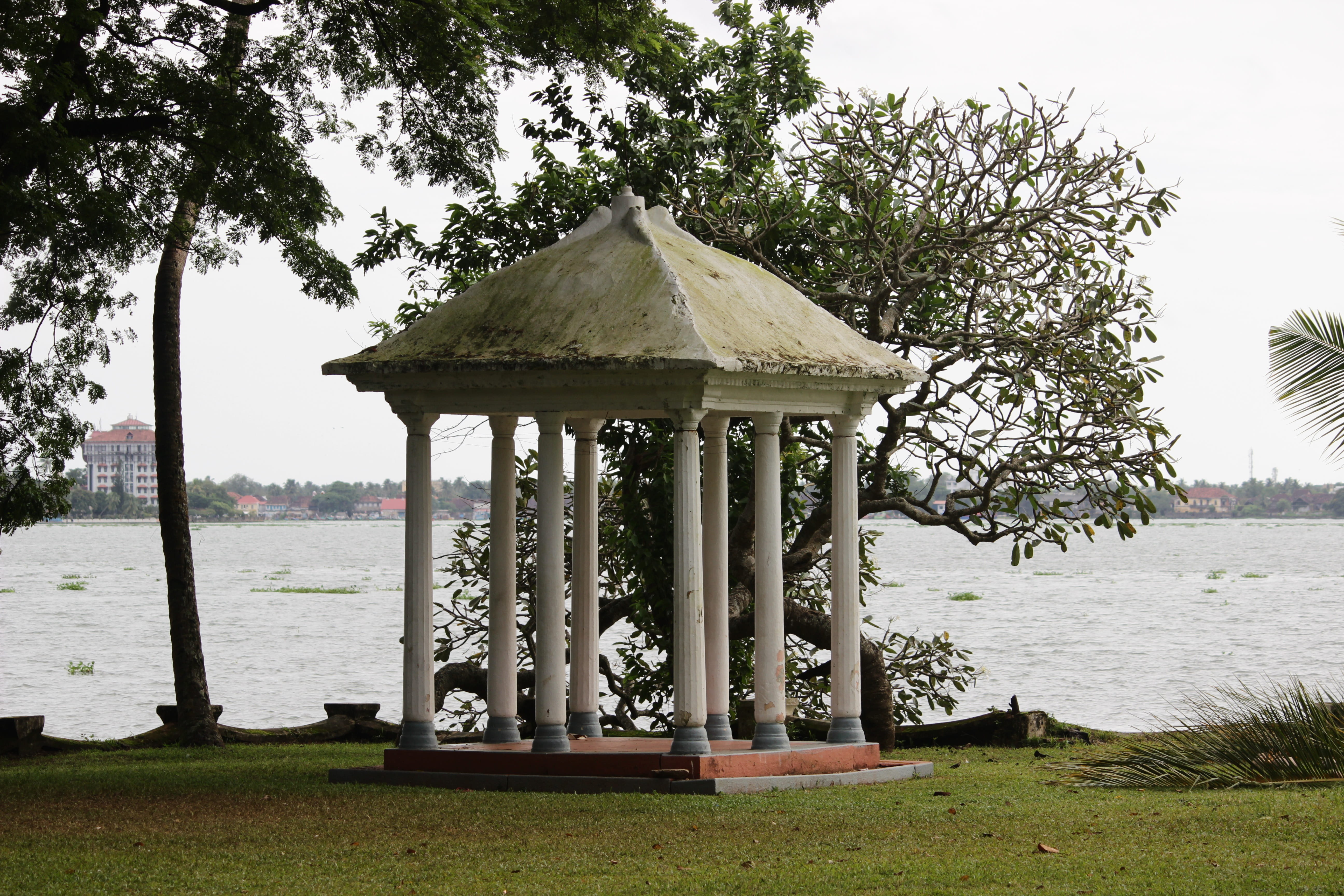 built structure, sky, cochin, beauty in nature, scenic, tree, park, park - man made space, tranquil scene, outdoors, grass, water, architecture, lake, nature, HD Wallpaper