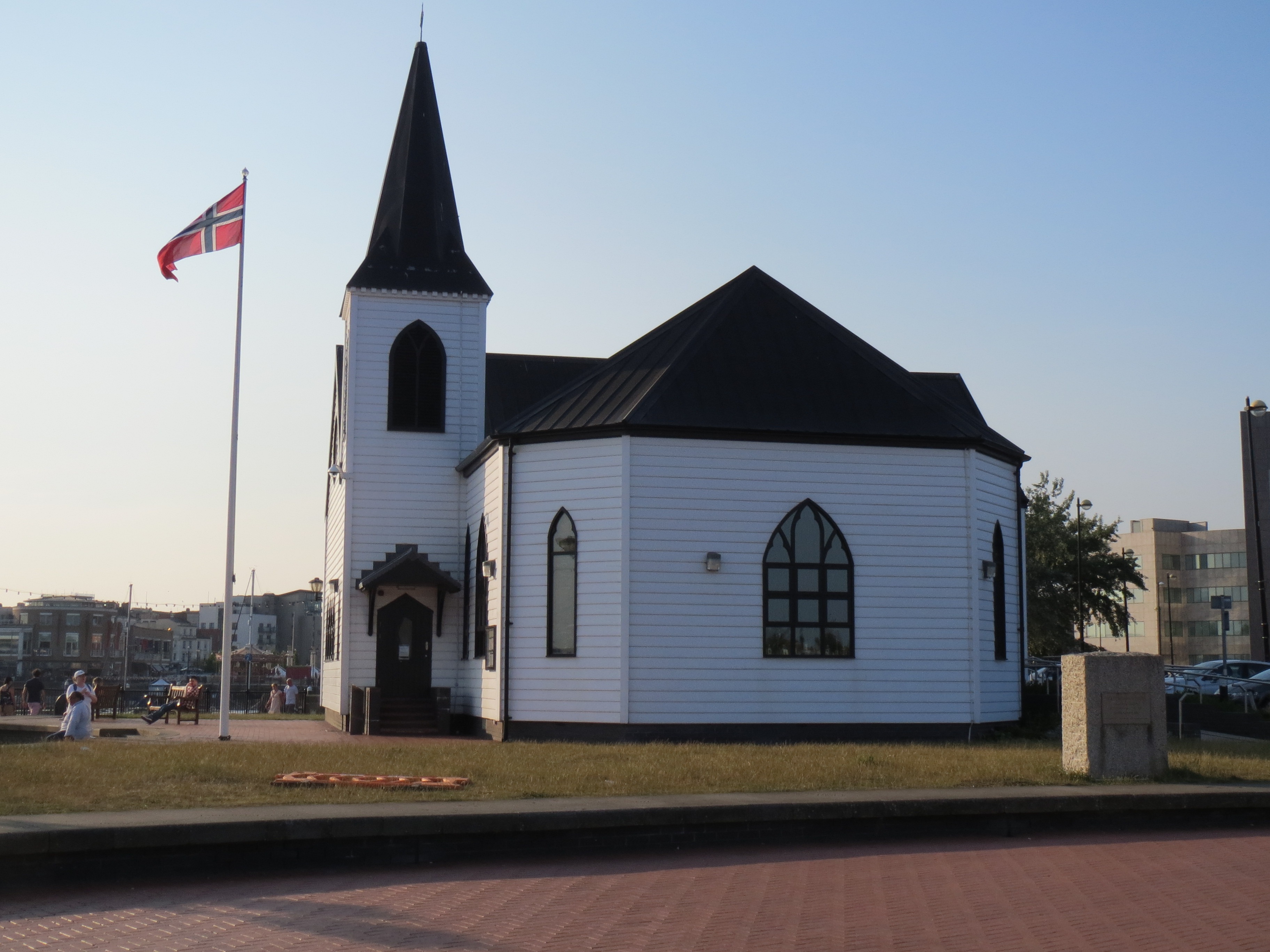 built structure, norwegian church, sky, religious, lutheran, cardiff bay, flag, white, worship, spirituality, spiritual, clear sky, building, nature, incidental people, HD Wallpaper