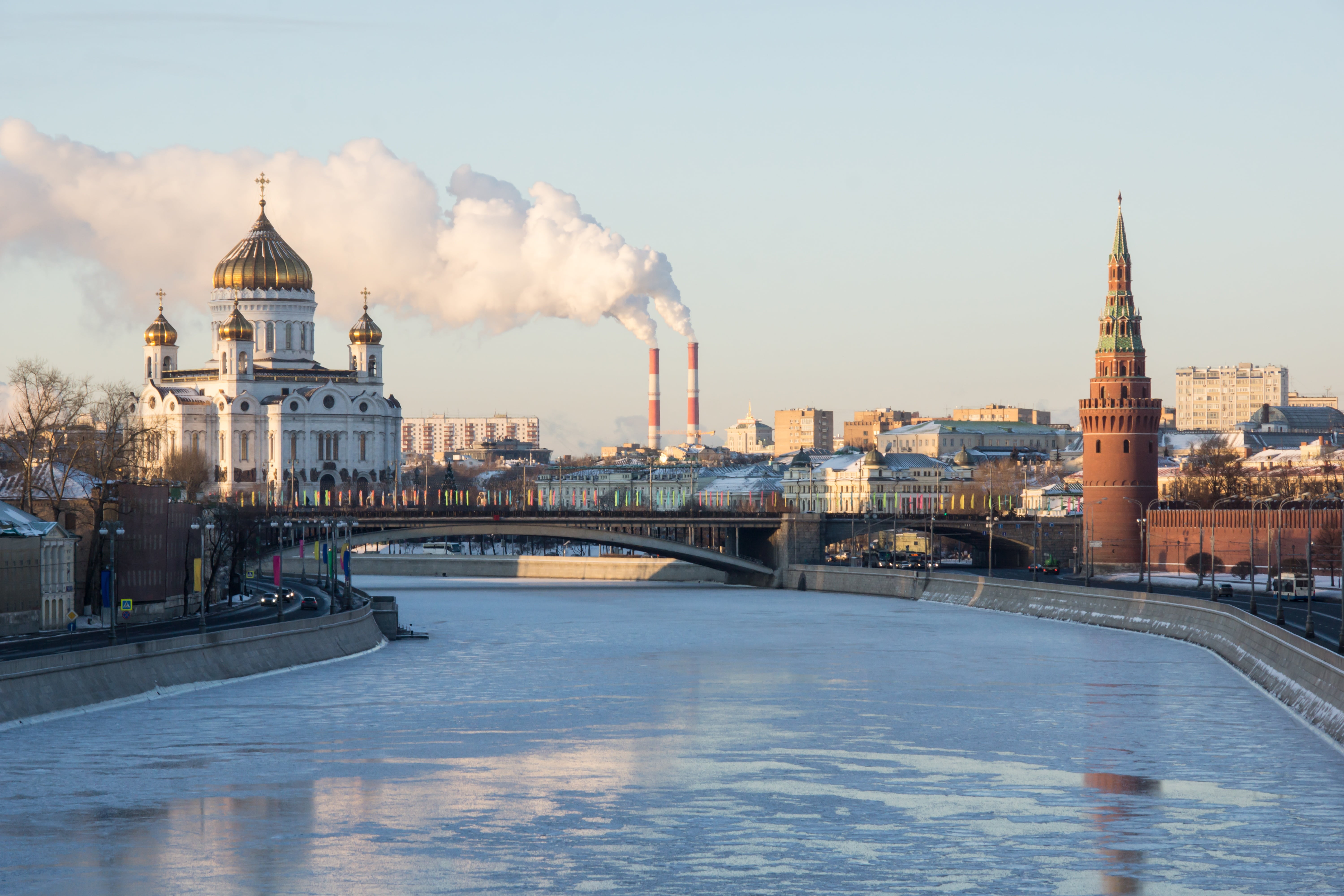 place of worship, photography, morning, river, winter, cathedral, architecture, bridge - man made structure, christ the savior cathedral, water, moscow, HD Wallpaper