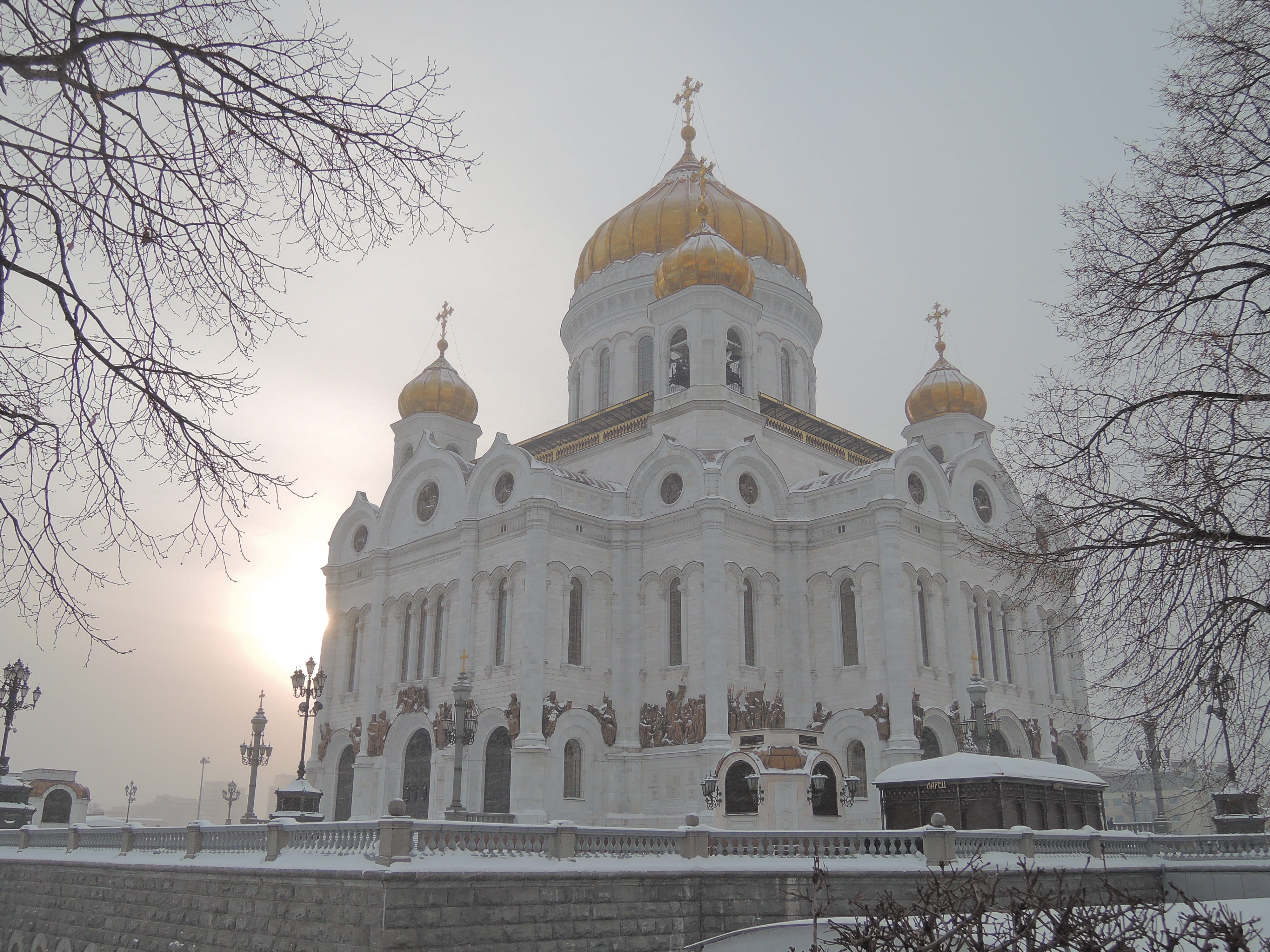 temple, 4K, belief, low angle view, sky, tree, morning winter temple, spirituality, architecture, dome, built structure, bare tree, winter temple, building exterior, HD Wallpaper