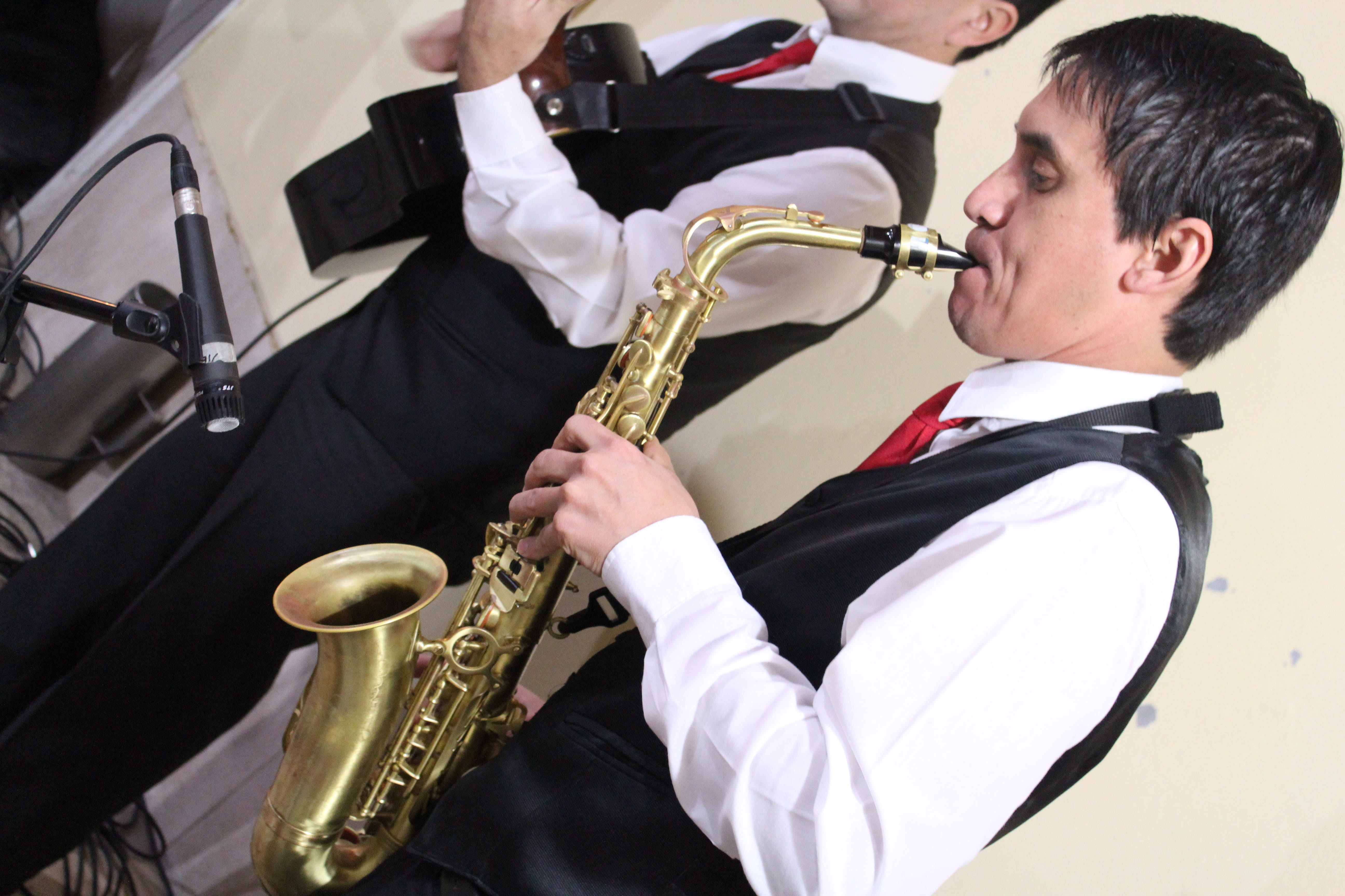 people, one person, musical instrument, holding, males, saxophone, musician, Sax, mature men, occupation, Music, Instrument, only men, one man only, Chorus, HD Wallpaper