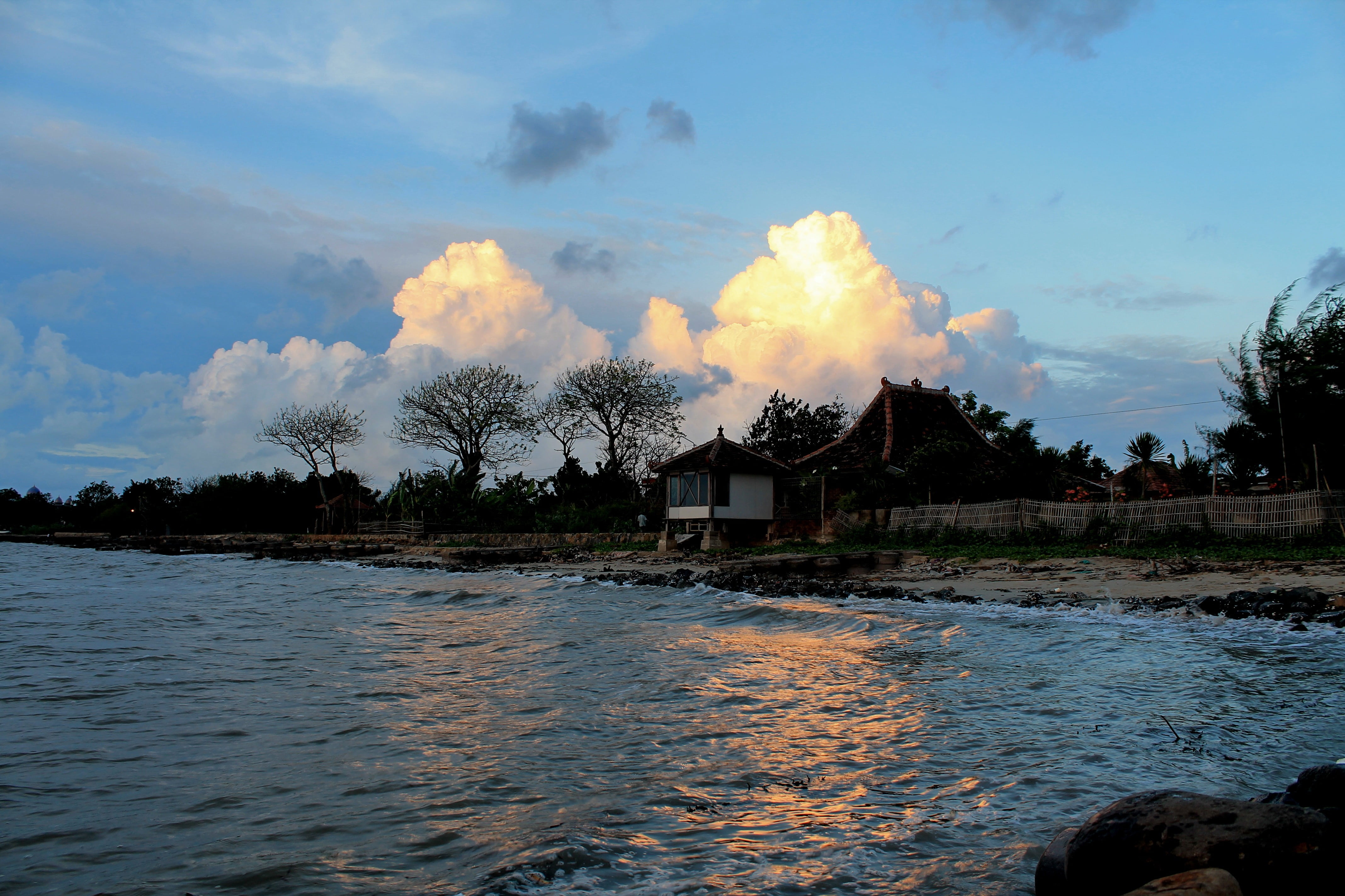 beauty in nature, tranquil scene, radiant, 4K, built structure, water, nature, waterfront, architecture, cloud - sky, house, sky, the sky, beach, building, HD Wallpaper