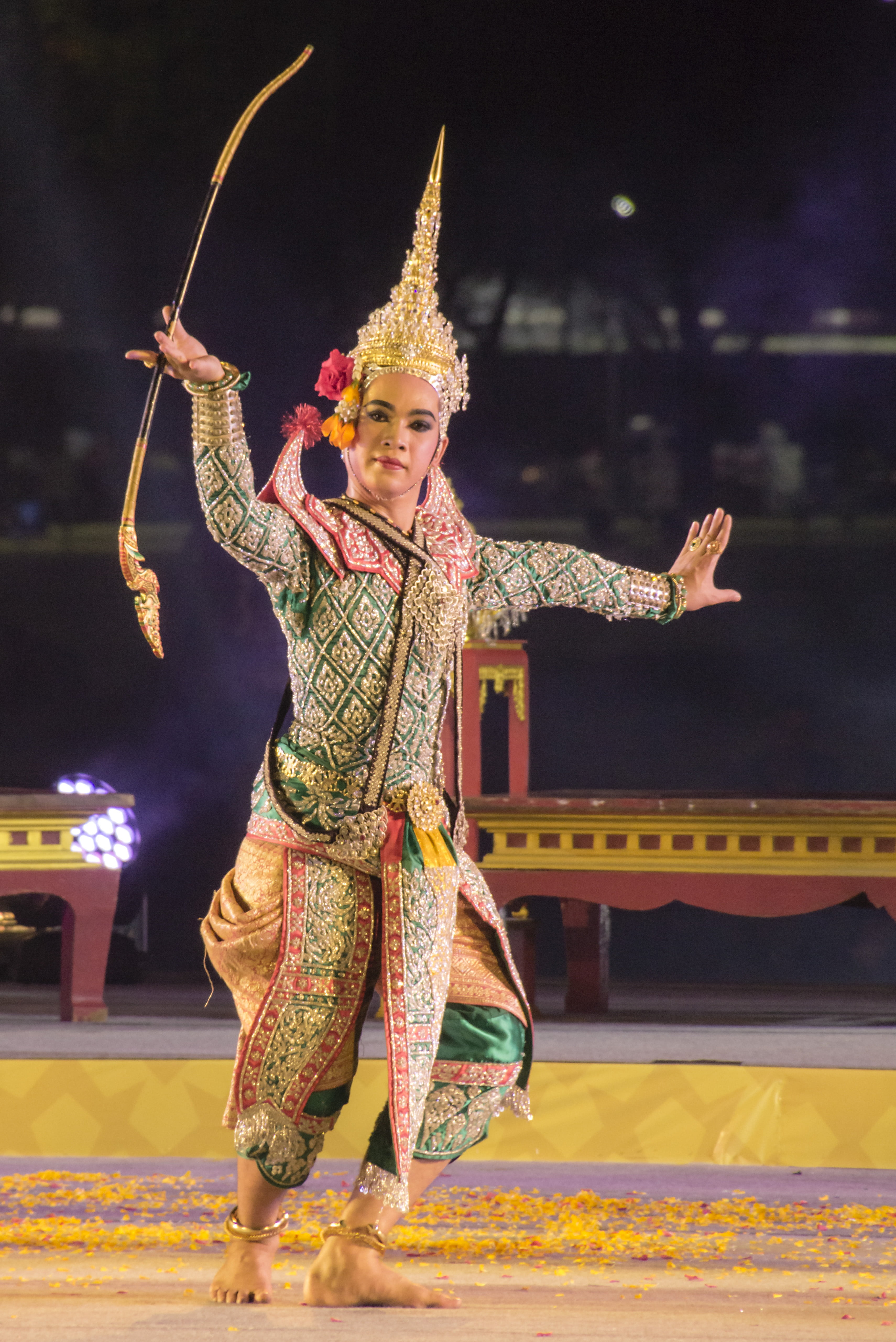one person, 5K, costume, carnival - celebration event, looking, skill, performing arts event, front view, performances of thailand, leisure activity, stage - performance space, Phone HD Wallpaper