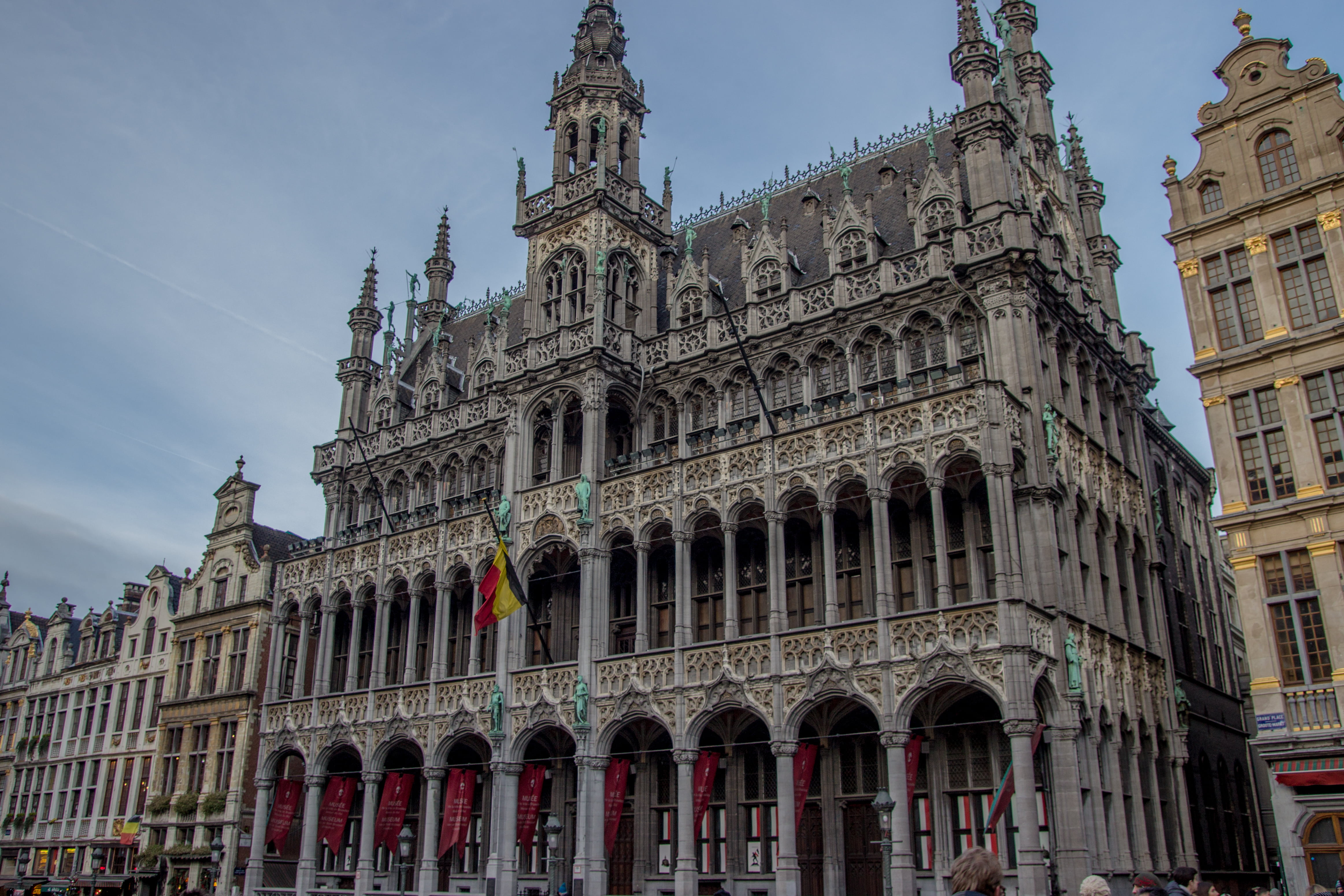 window, nature, travel, 4K, built structure, building, Belgium, city, flag, architecture, brussels, government, sky, tourism, arch, grote markt, no people, HD Wallpaper