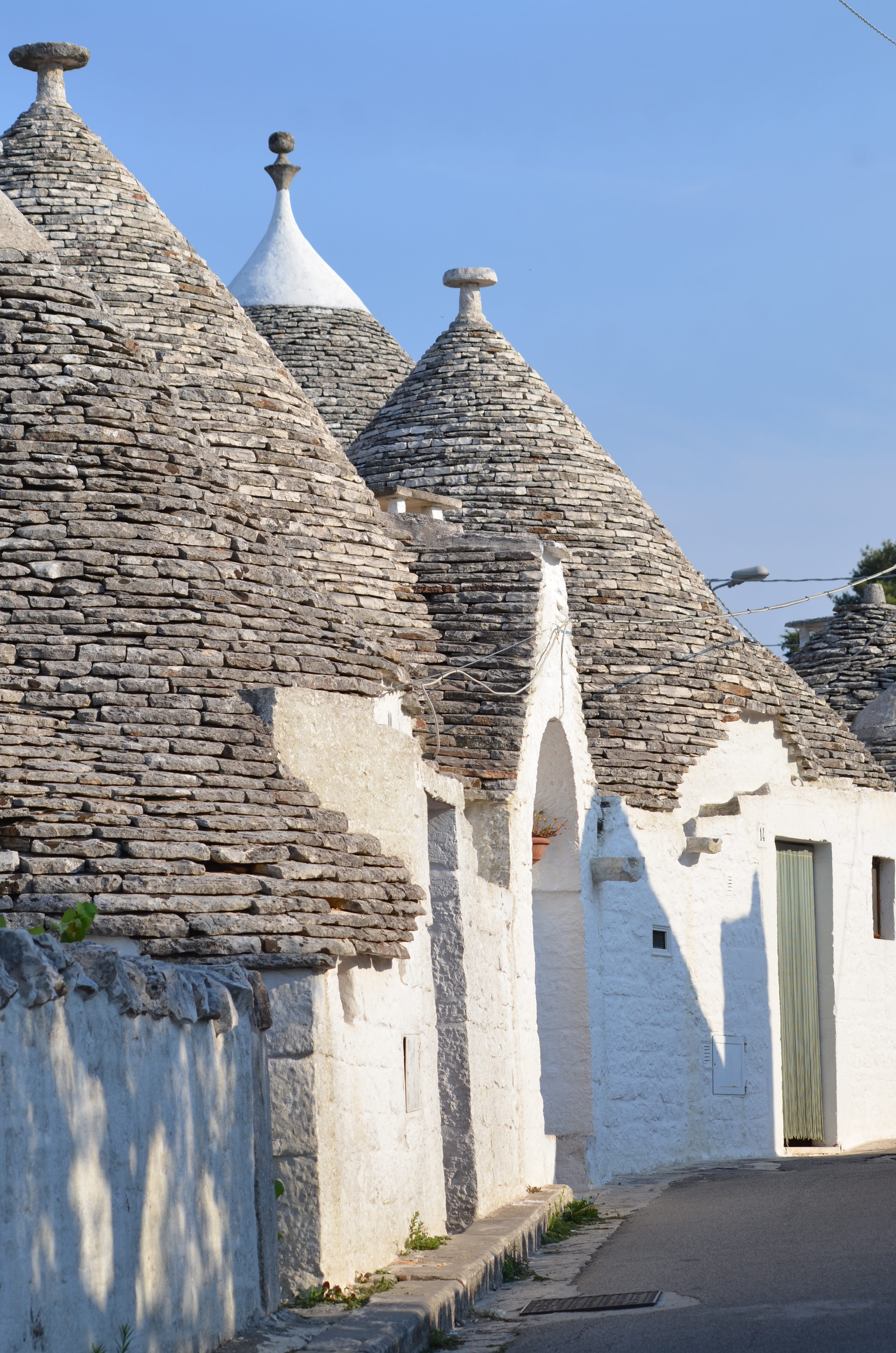 history, architectural, tourist, built structure, building exterior, no people, sunlight, place of worship, trulli, old, travel destinations, outdoors, Phone HD Wallpaper