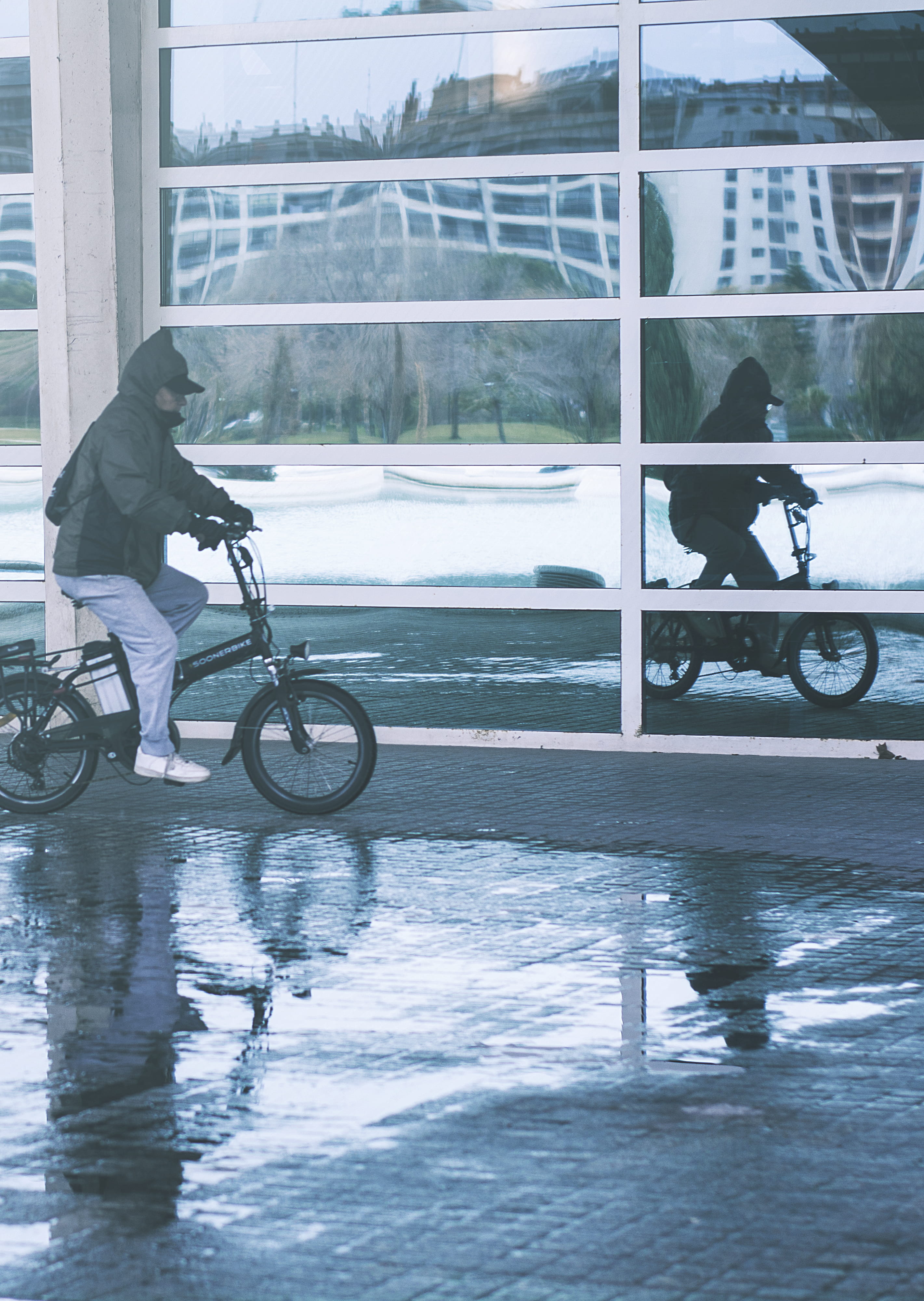 rain, architecture, water, ciudad, bicycle, cycling, arte, lifestyles, person, color, art, blue, spain, ride, city, 4K, bike, reflection, abstract, full length, Phone HD Wallpaper
