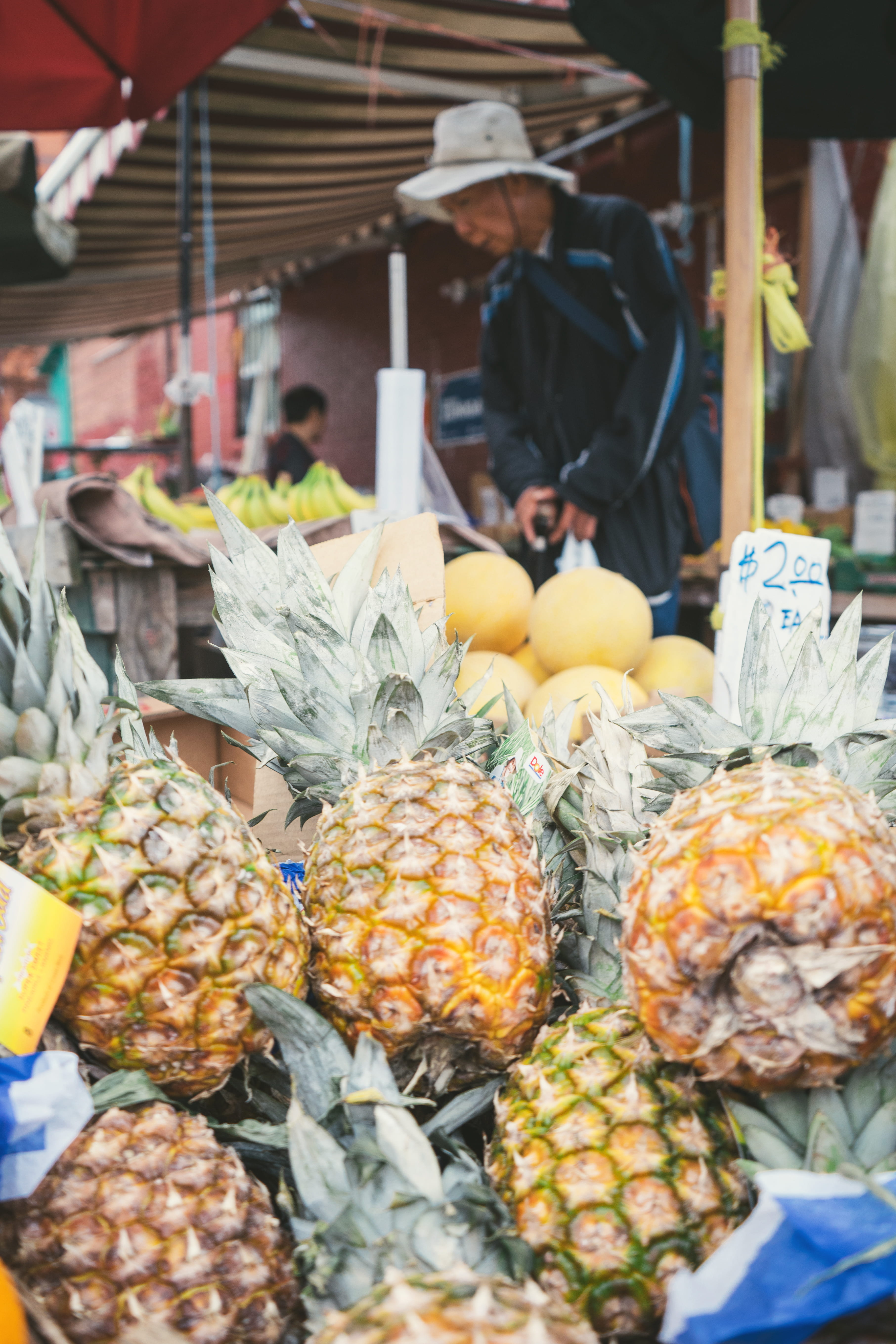 day, healthy eating, choice, plant, outdoors, toronto, grocery store, basket, sale, clothing, citrus fruit, shop, food and drink, man, wellbeing, 5K, chinatown, Phone HD Wallpaper