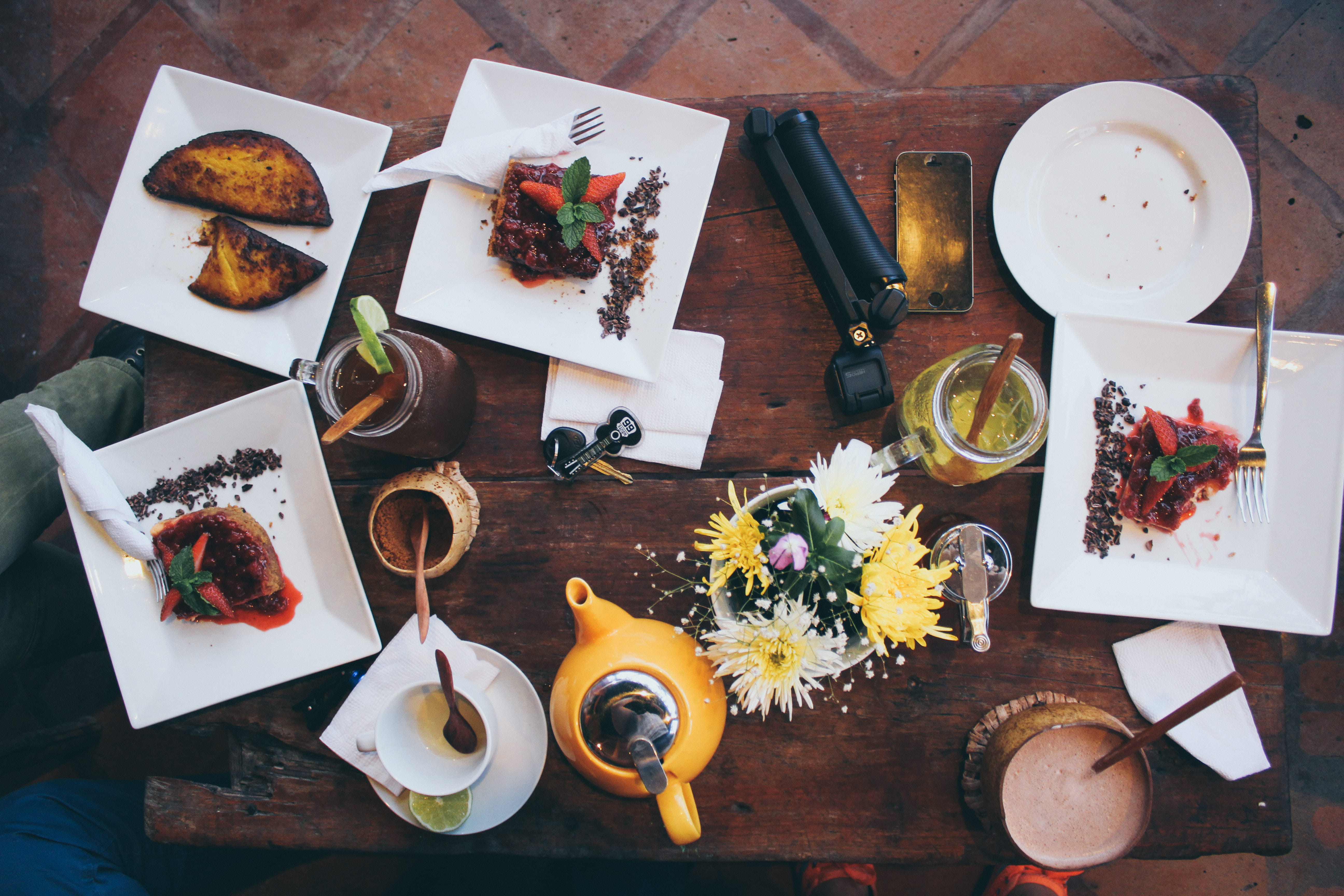 chocolate, plate, honduras, plant, nature, flower, ready-to-eat, wood, choice, flowers, coffee, no people, glass, freshness, dessert, flowering plant, indoors, HD Wallpaper