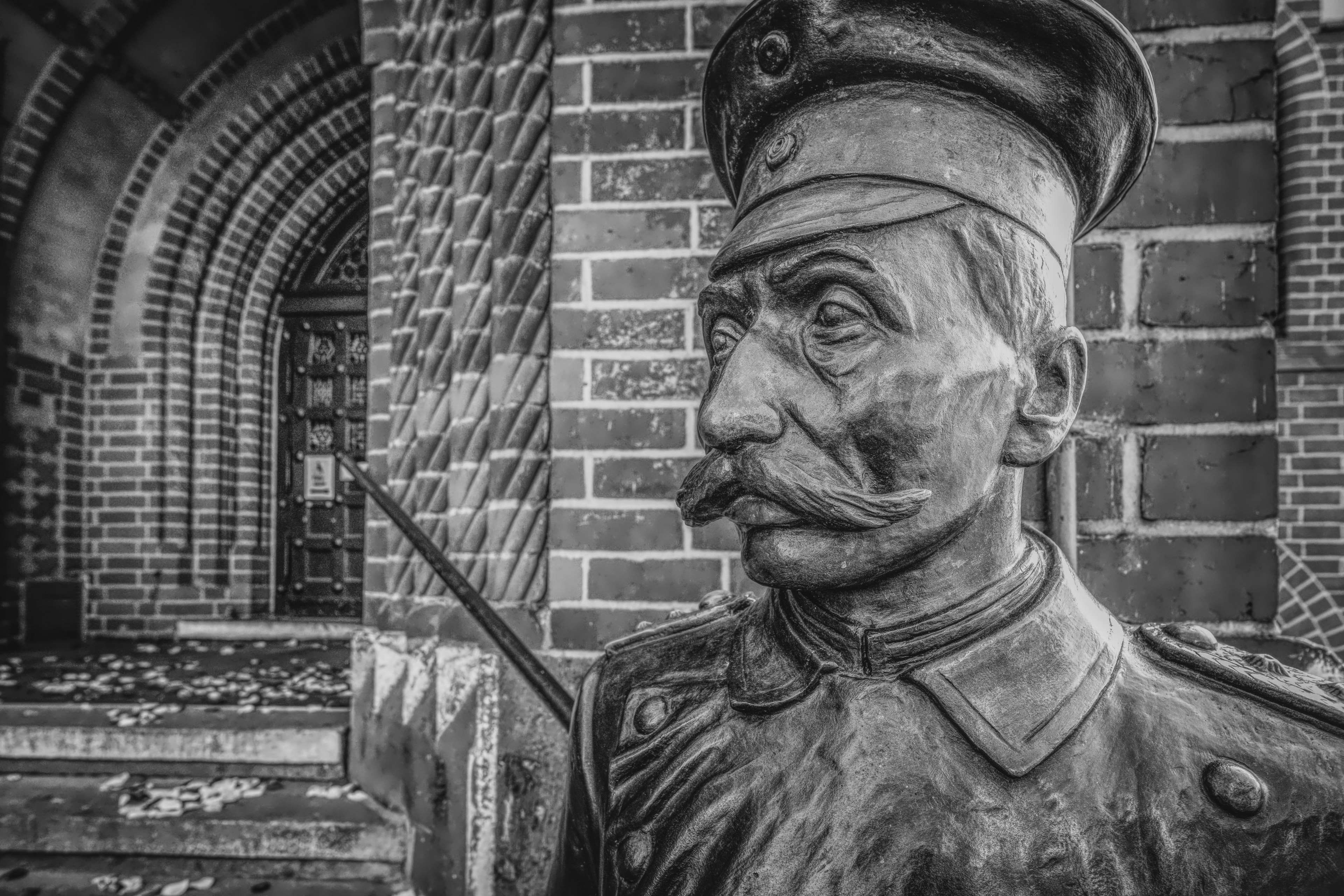focus on foreground, no people, sculpture, berlin, city treasury, building, day, representation, captain, creativity, 4K, the past, male likeness, kpenick, HD Wallpaper