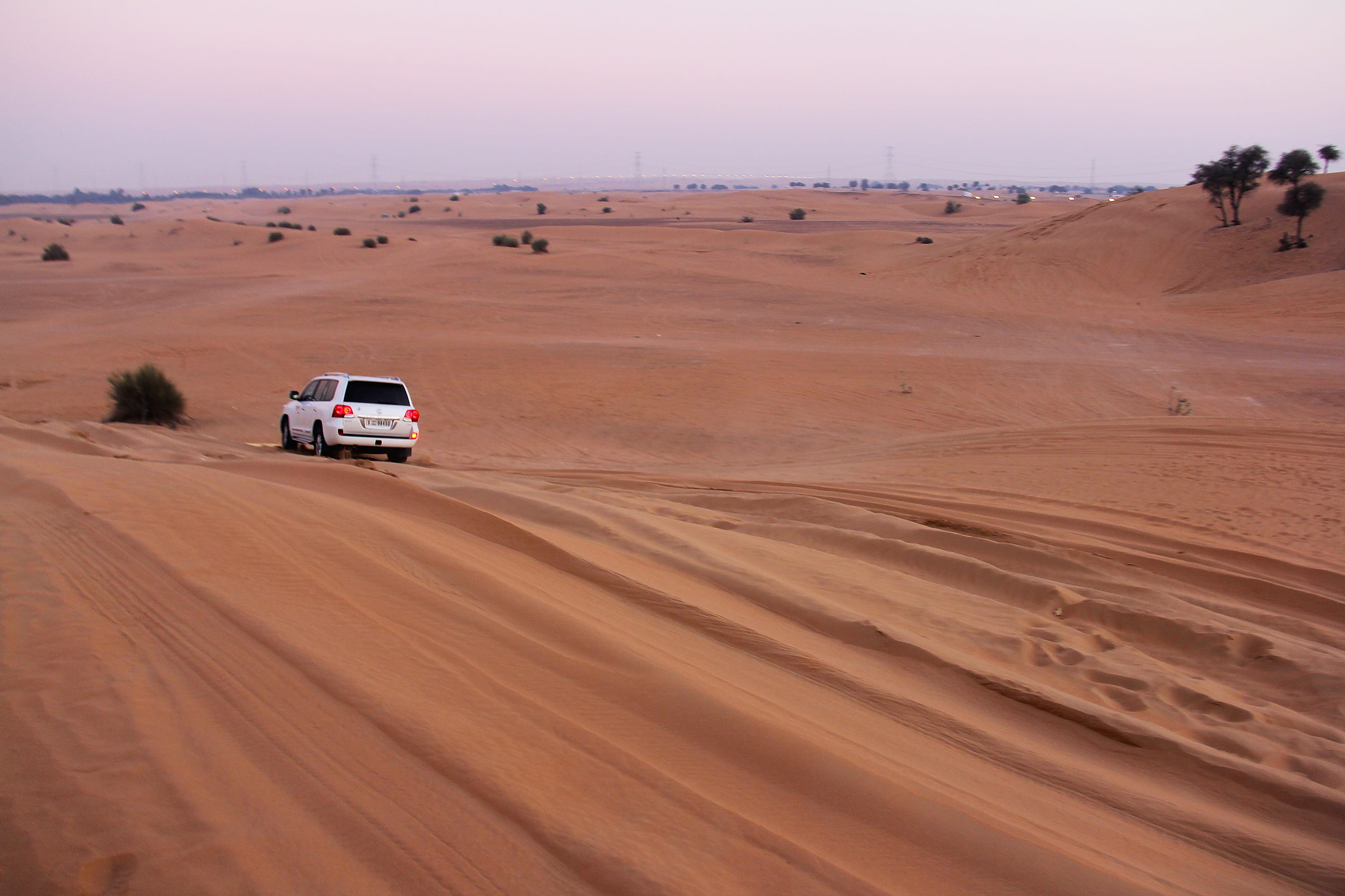 middle east, 2K, sand, dry, sky, outdoors, land vehicle, mode of transportation, desert, on the move, sports utility vehicle, non-urban scene, dubai uae, HD Wallpaper
