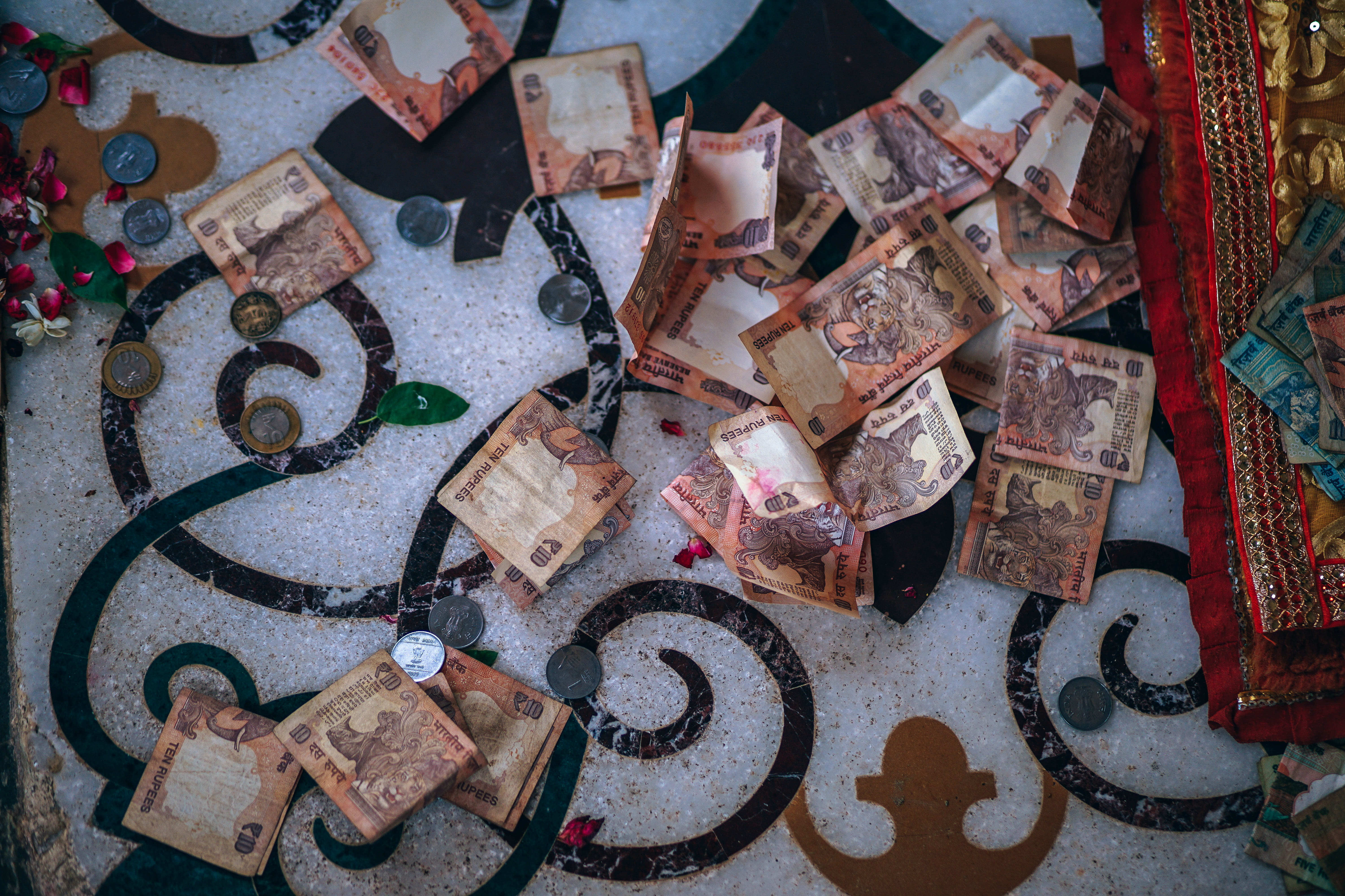 messy, notes, bad condition, junkyard, abandoned, coin, old, travel, flatlay, abundance, still life, deterioration, variation, outdoors, donations, 5K, HD Wallpaper