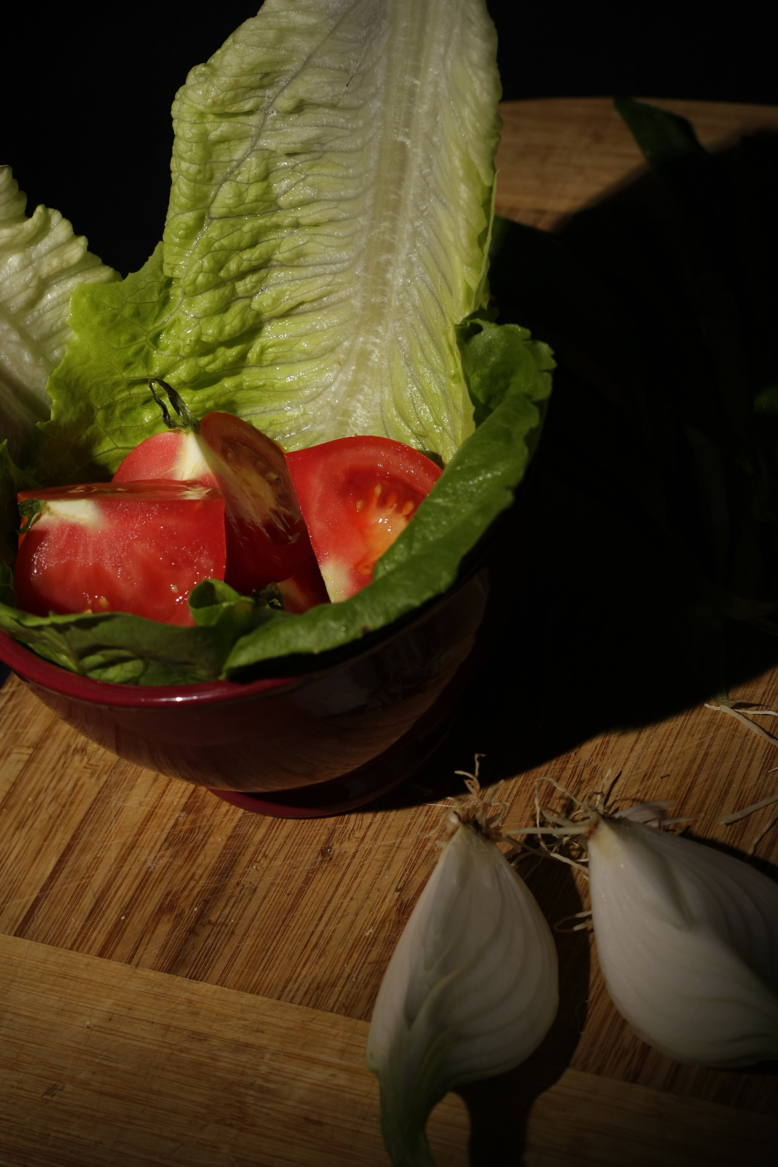 tray, no people, healthy eating, food and drink, lettuce, vegetable, salad, tomato, onion, rembrandt, red, slice, close-up, indoors, 4K, ready-to-eat, Phone HD Wallpaper