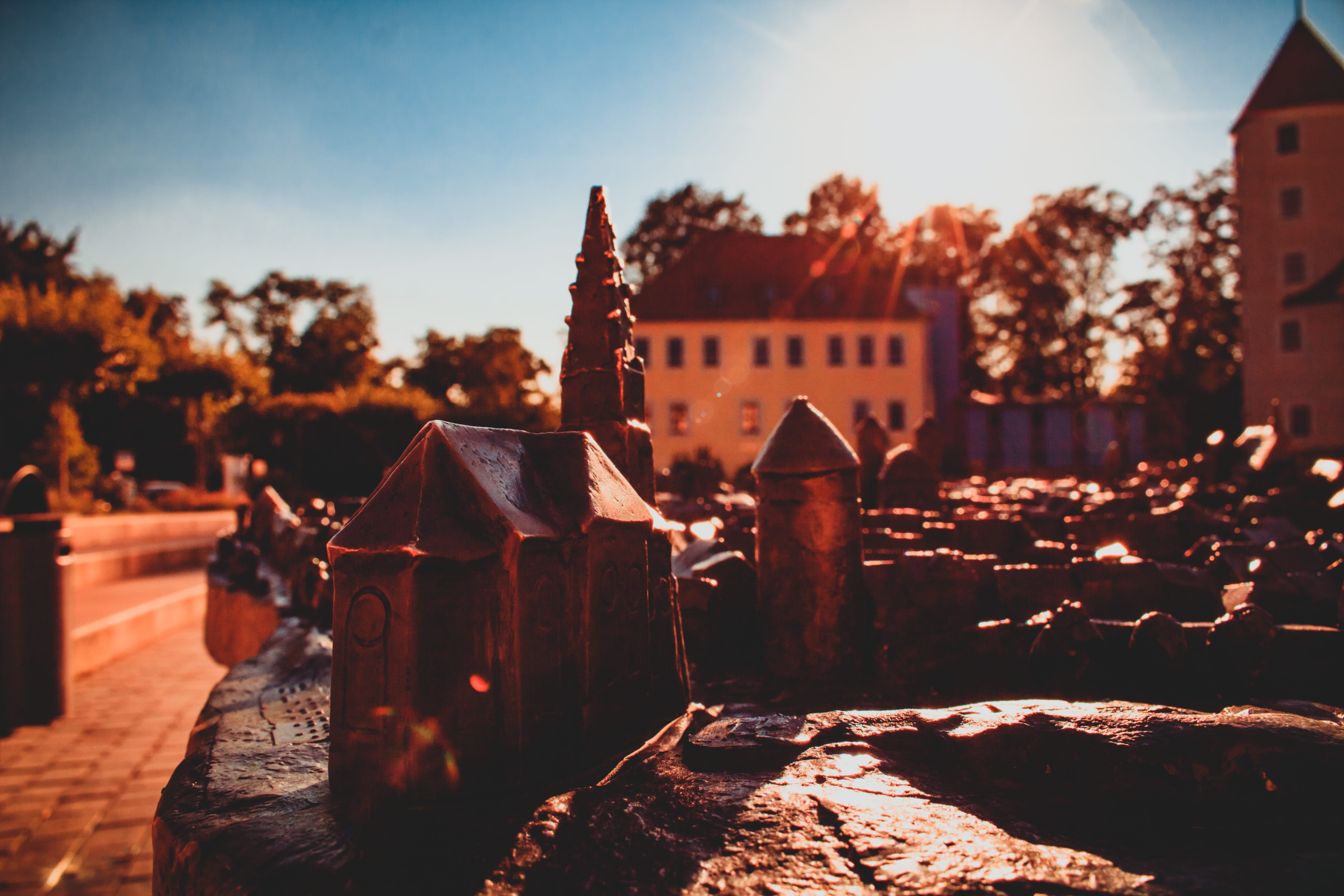 5K, saxony, the past, plant, backlighting, joy stone, cemetery, historically, freiberg, sunlight, history, kruger house, tree, focus on foreground, downtown, HD Wallpaper
