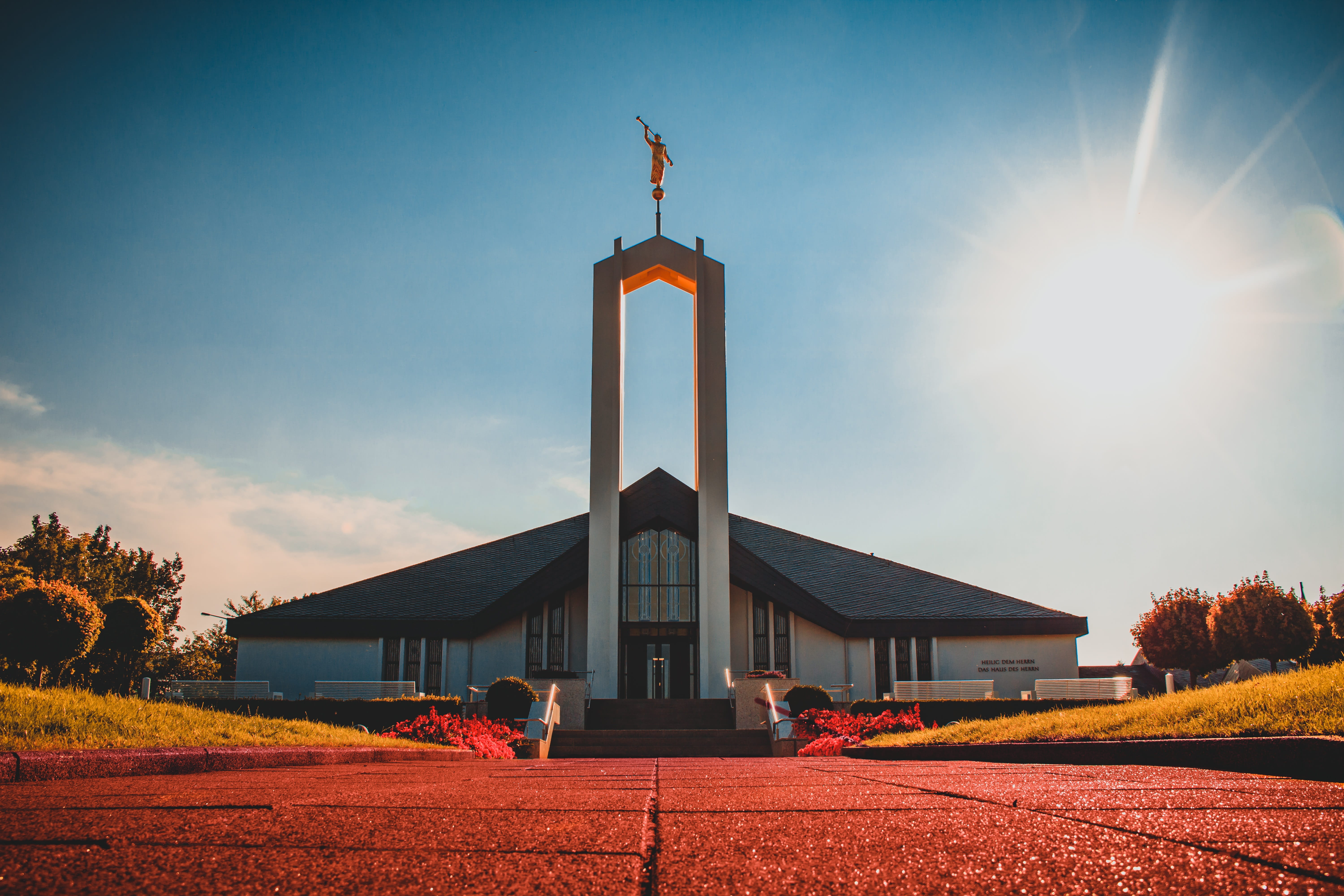 tourism, real people, sunshine, women, sunbeam, rays, 5K, outdoors, day, religion, cloud - sky, lifestyles, ray, church, christi, flag, building exterior, HD Wallpaper