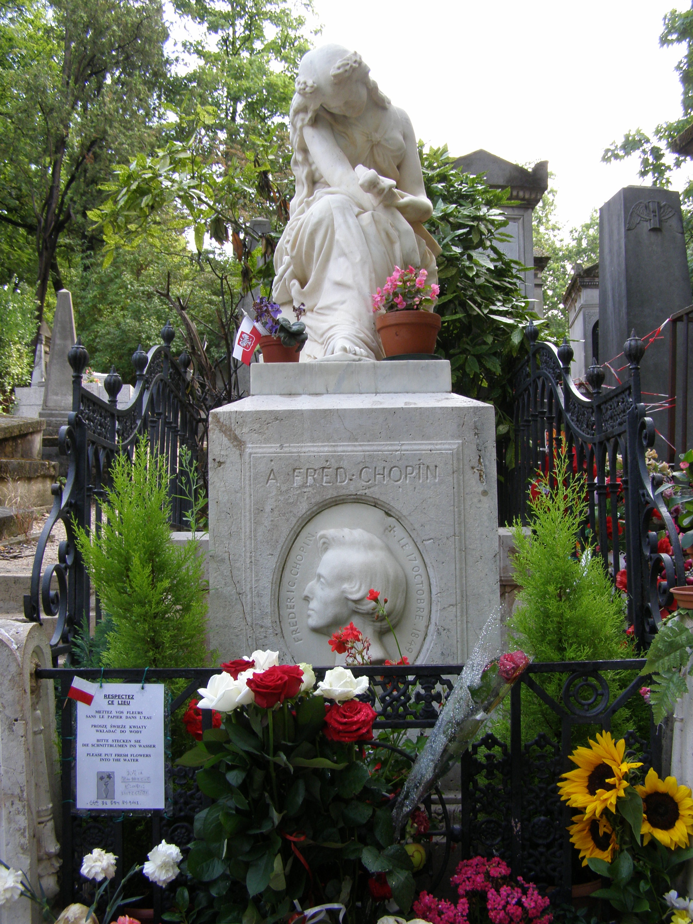 creativity, paris, human representation, father lachaise, bouquet of flowers, flowering plant, frédéric chopin, religion, crying, architecture, sad woman statue, Phone HD Wallpaper