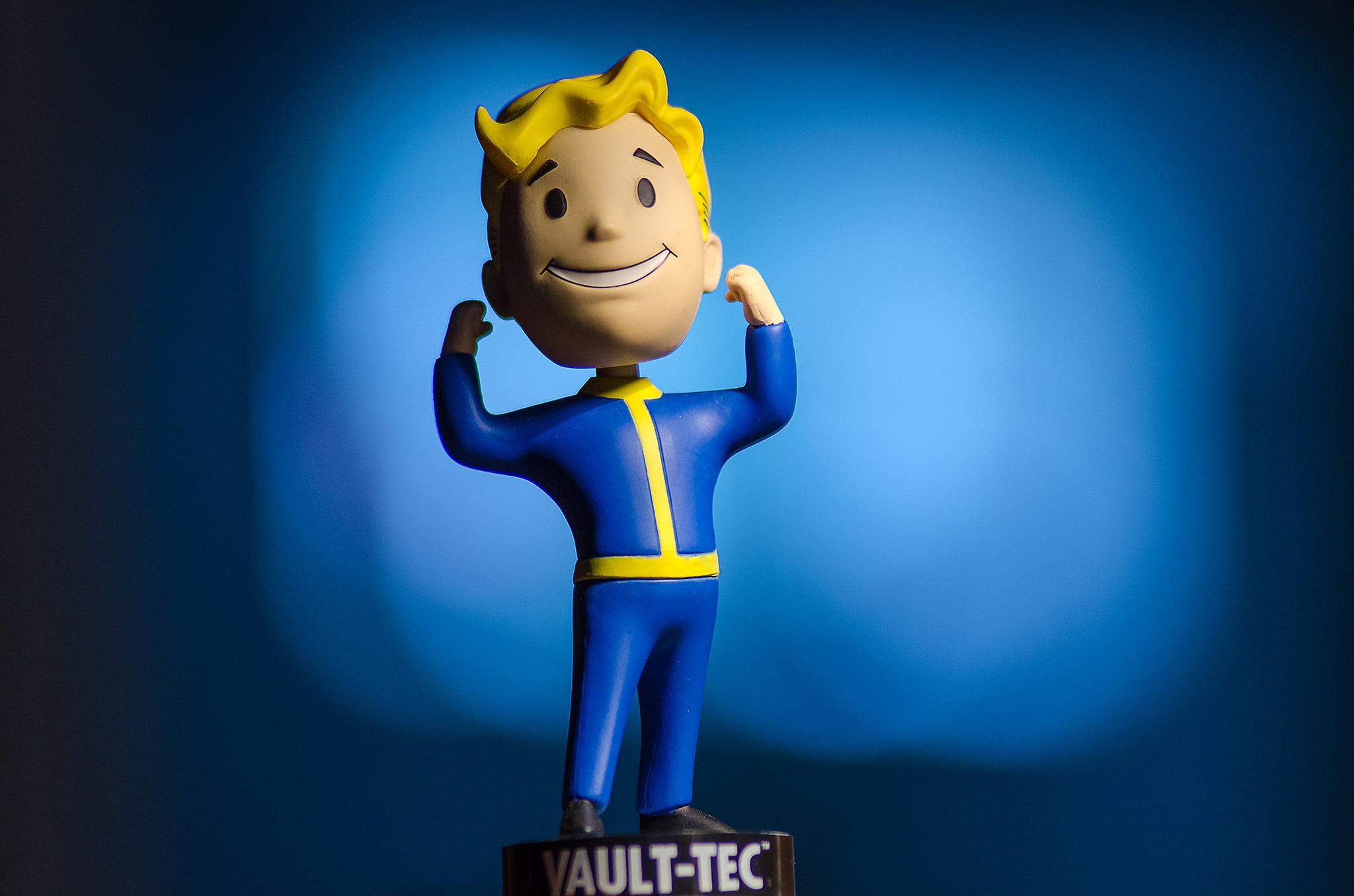 figurine, happiness, Strength Bobblehead, studio shot, Fallout 4, robot, human representation, blue, colored background, representation, yellow, 1080P, HD Wallpaper