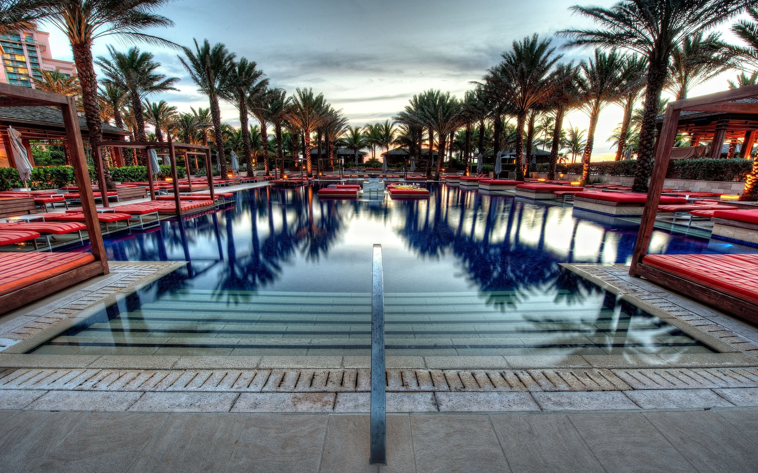 swimming pool, 2K, palm trees, reflection, sky, HD Wallpaper