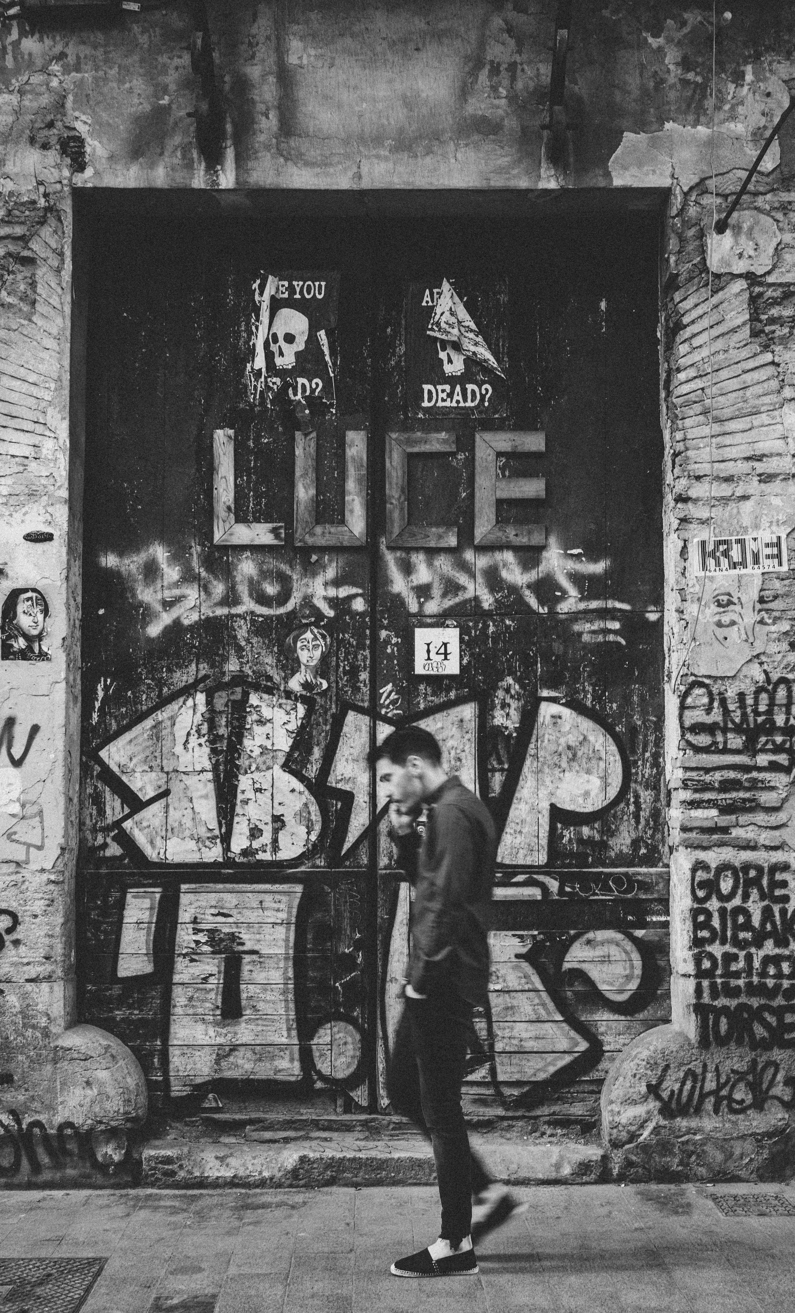 advertisement, city, wall - building feature, communication, text, built structure, rear view, metal, creativity, day, outdoors, suit, front, street art, Phone HD Wallpaper