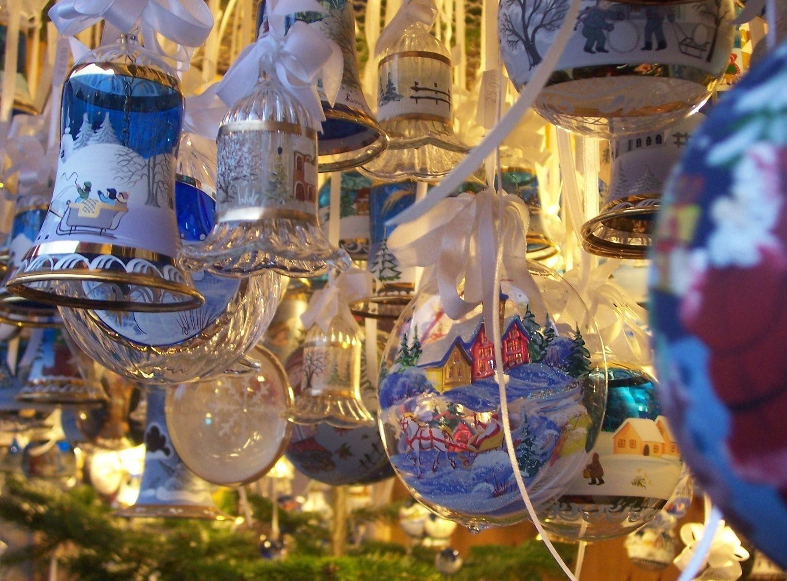 selective focus, Pictures, Christmas decorations, Ribbons, multi colored, Bells, no people, large group of objects, close-up, retail display, lighting equipment, HD Wallpaper