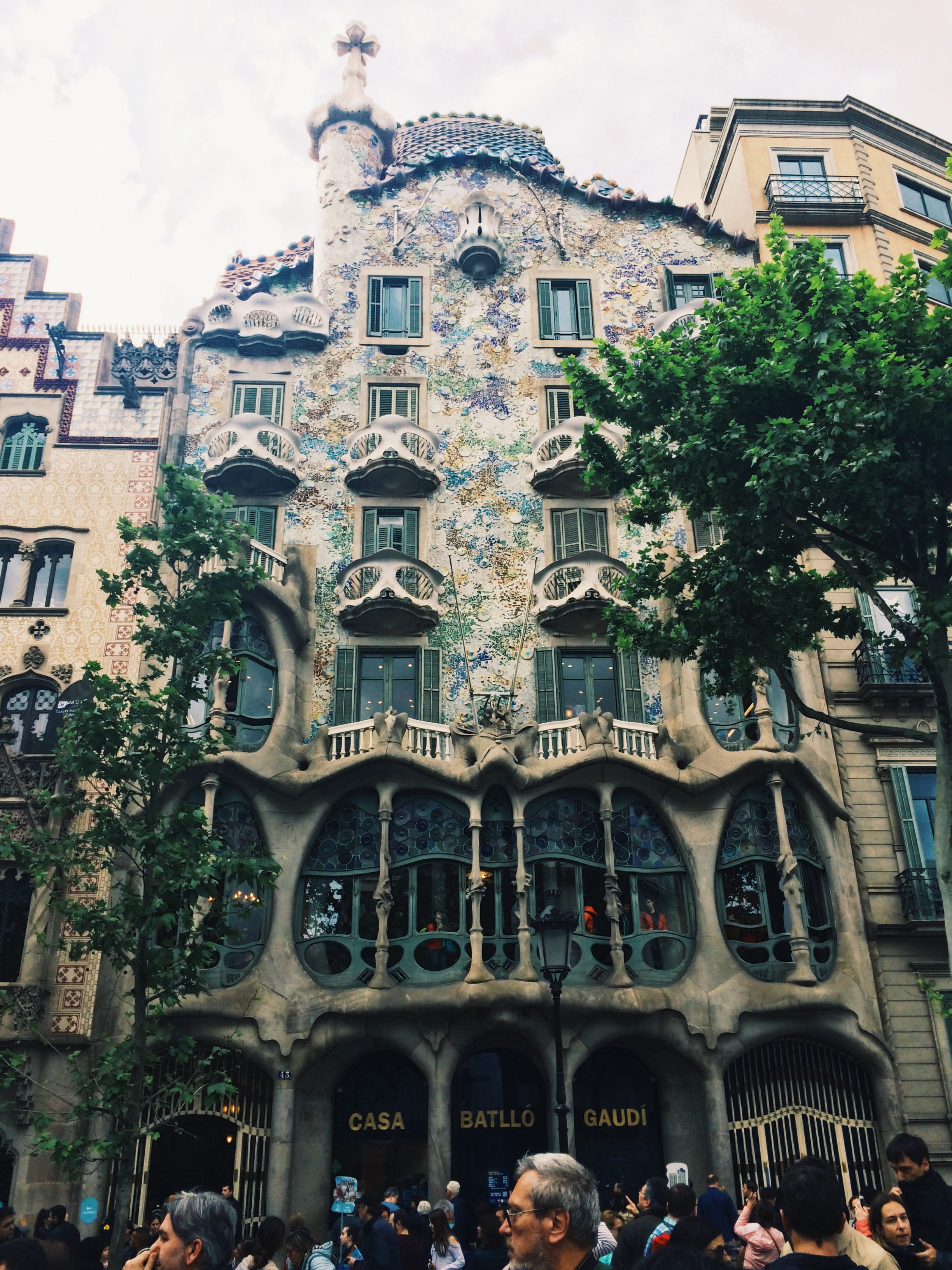 barcelona, adult, lifestyles, leisure activity, nature, men, outdoors, building, spain, large group of people, city, real people, 2K, gaudi, architecture, Phone HD Wallpaper