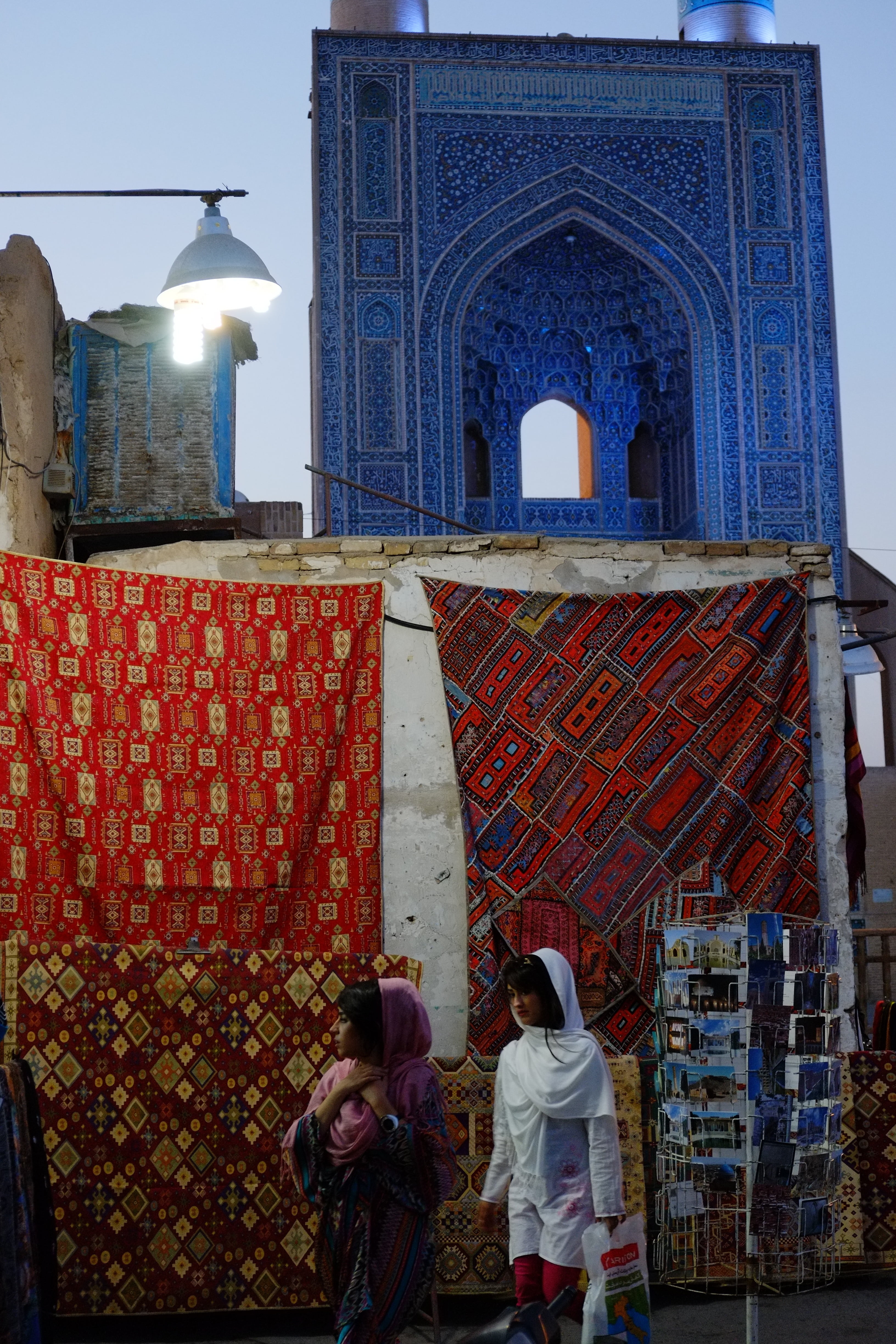 leisure activity, day, persia, 4K, city, group of people, mosque, architecture, standing, building, rear view, eran, culture, real people, scarves, native, Phone HD Wallpaper