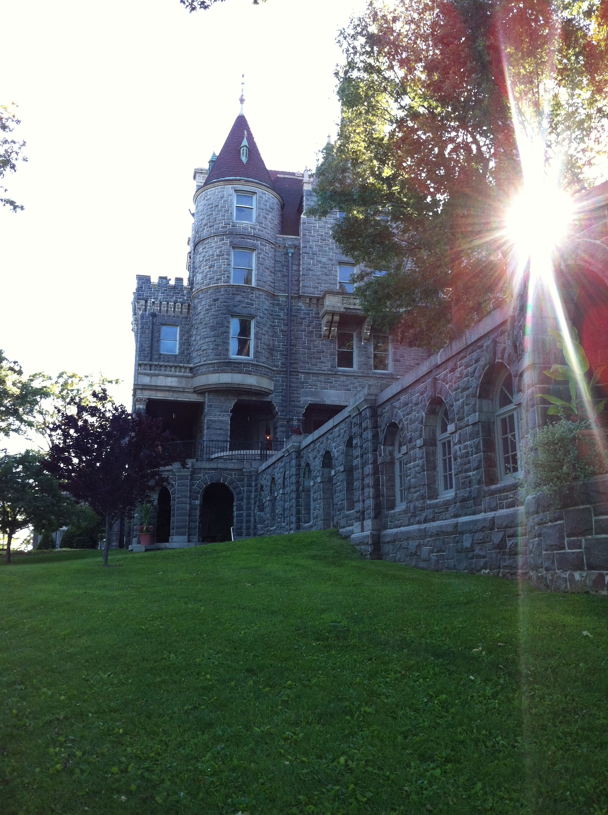 estate, spirituality, building exterior, sunlight, day, usa, sky, plant, boldt, belief, castle, nature, lens flare, outdoors, building, no people, history, Phone HD Wallpaper