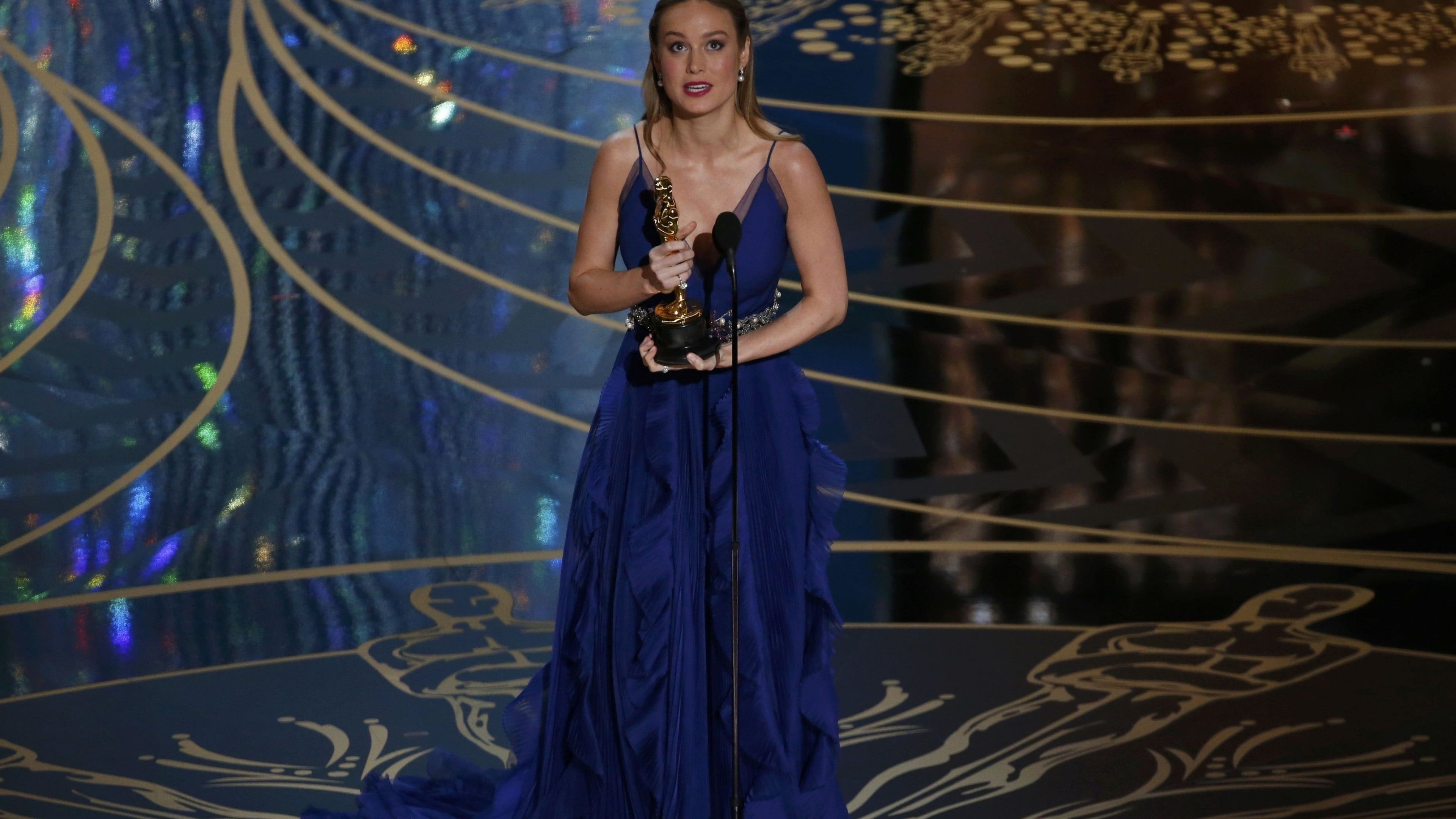 tank, 4K, blue, stage, woman, standing, holding, Brie Larson, Oscar 2016, red carpet, trophy, wearing, actress, Most popular celebs, dress, HD Wallpaper
