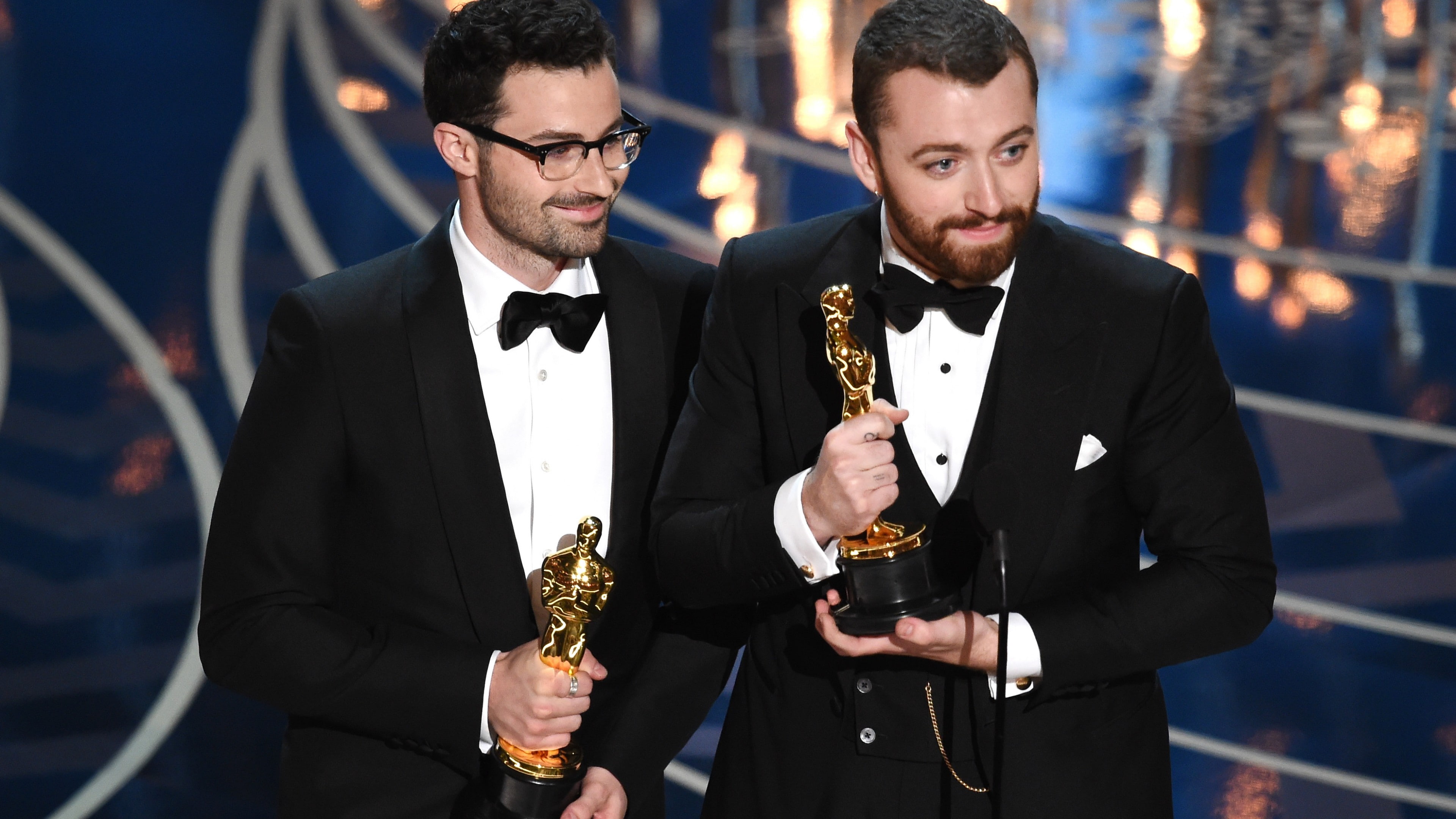 award, 4K, singer, Oscar 2016, gold, sam, Most popular celebs, Oscar, smith, holding, Sam Smith, Spectre, HD Wallpaper