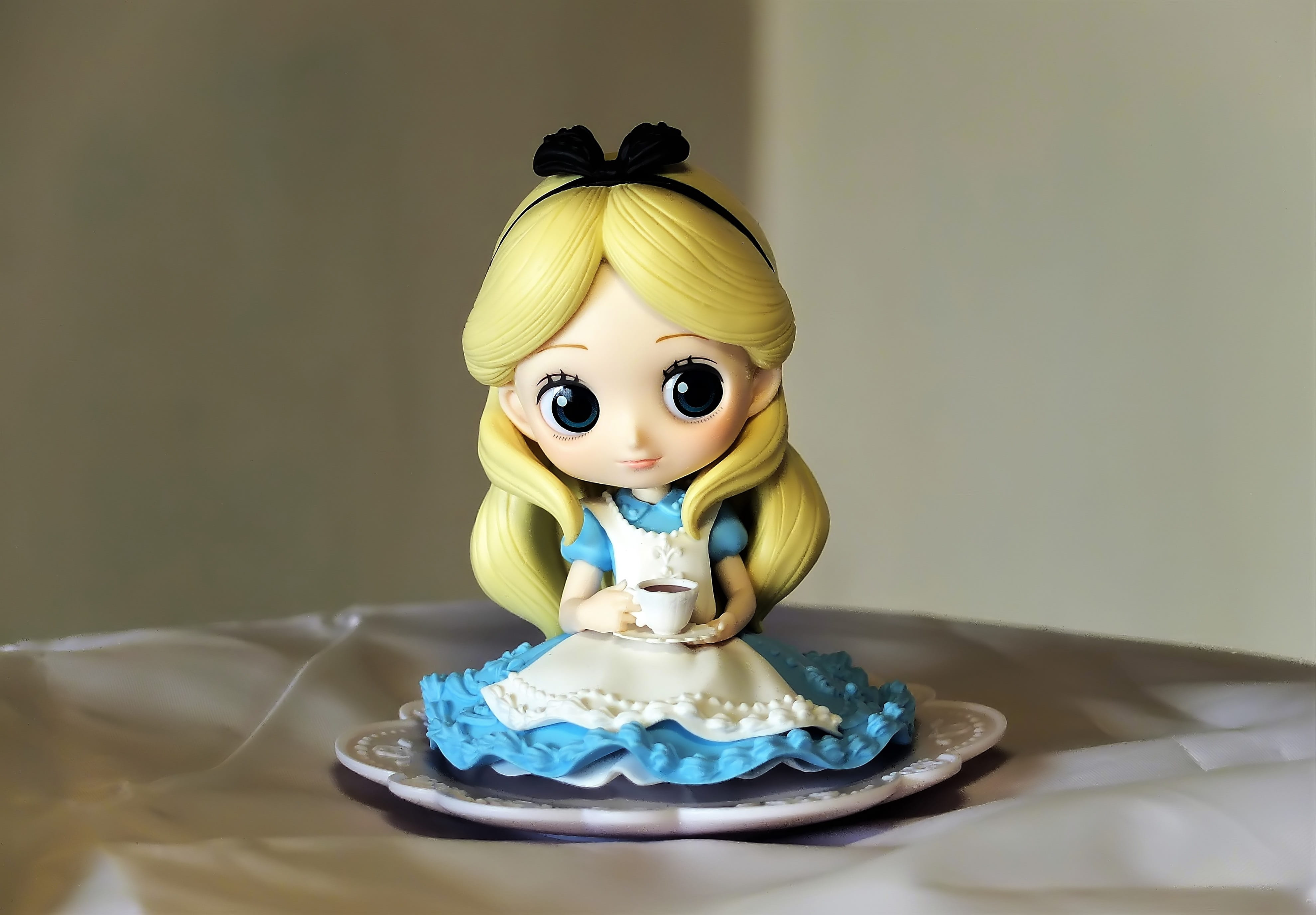 qposket, no people, disney, female, 4K, close-up, human representation, representation, art and craft, indoors, small, cute, sweet food, tea, alice, front view, HD Wallpaper