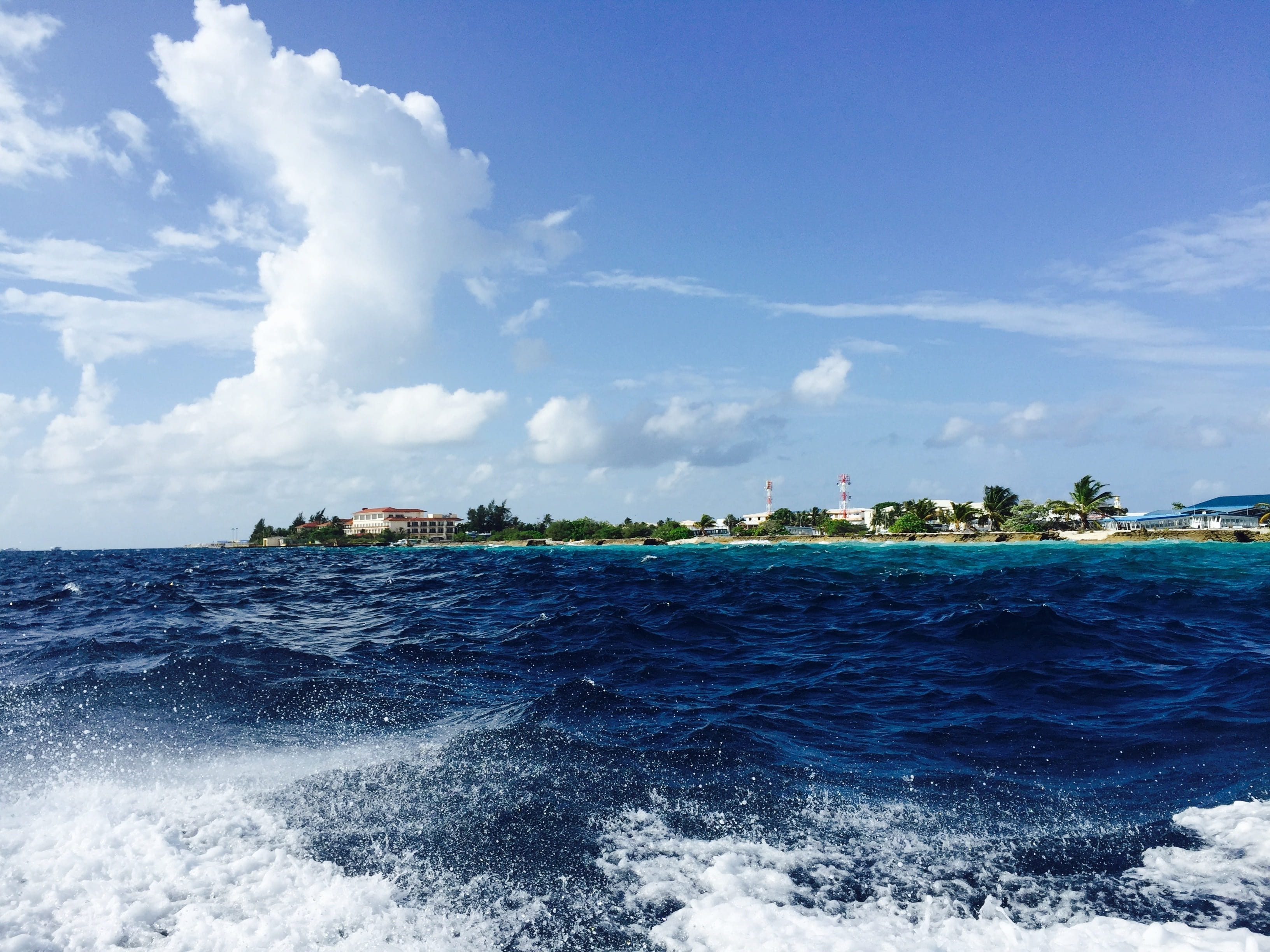 sky, breaking, bandos, Sea, holiday, cloud - sky, Maldives, holidays, Boat, Water, ocean, Island, day, land, 2K, paradise, sun, splashing, holiday resort, HD Wallpaper
