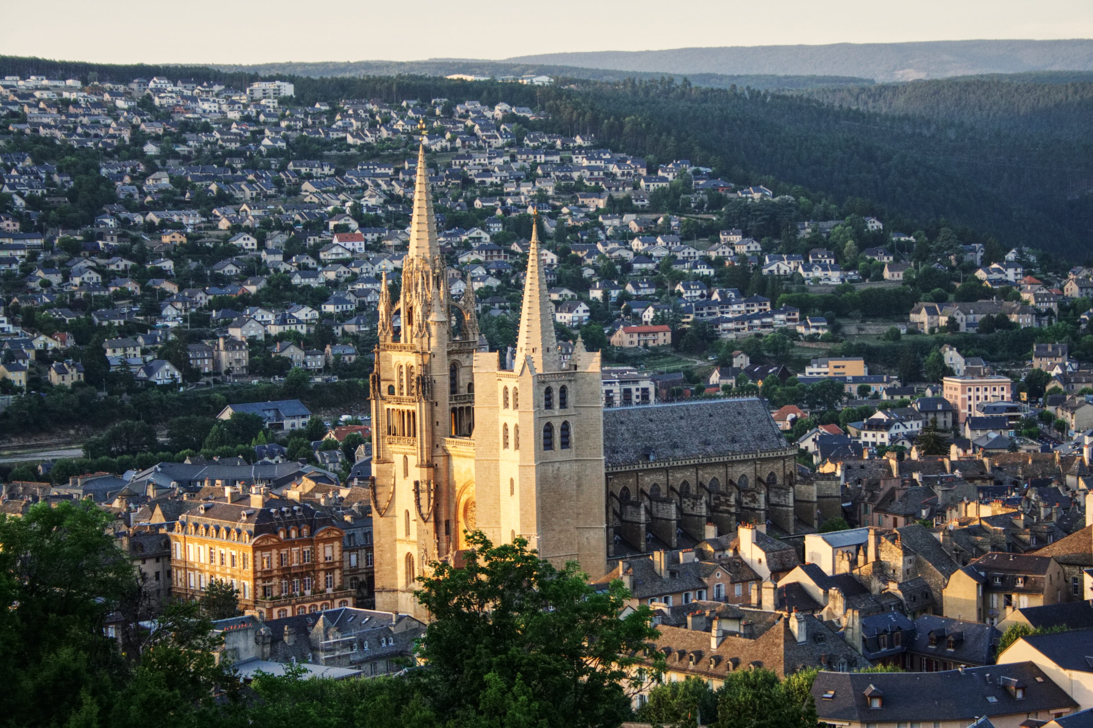 roof, cathedral, pierre, religious, occitania, day, 2K, village, place of worship, architecture, house, religion, heritage, roofs, houses, mende, crowd, HD Wallpaper