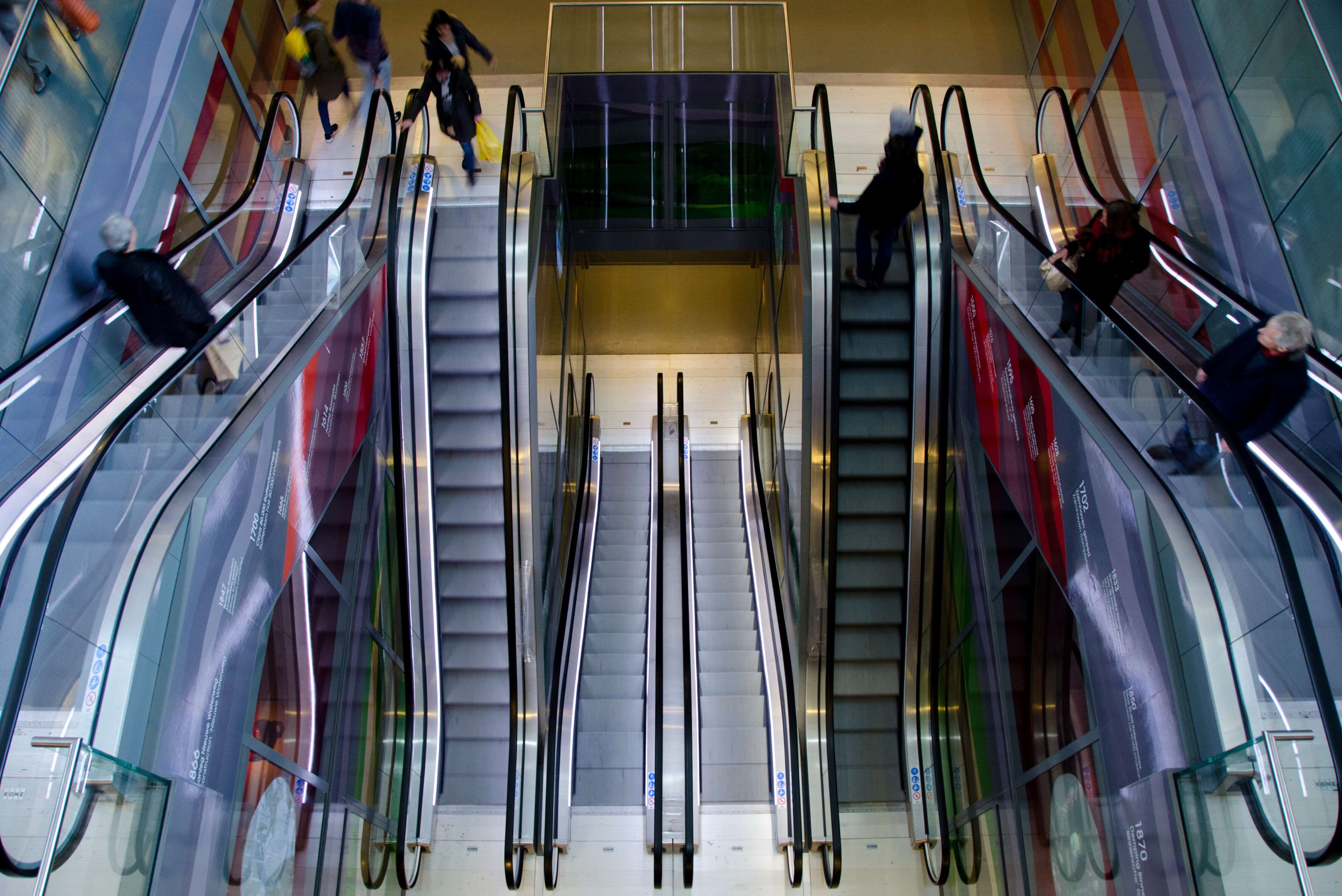 building exterior, car park, architecture, people, steps and staircases, shopping, mall, color, escalator, real people, building, going up, bags, errants, HD Wallpaper