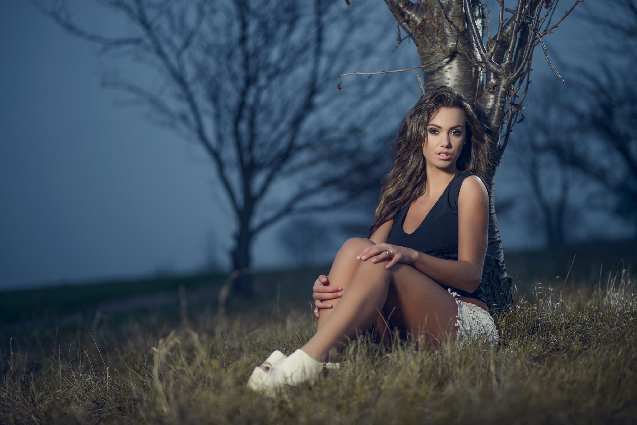 beauty, sitting, women, field, women outdoors, young women, tree, leisure activity, 1080P, lifestyles, hairstyle, grass, plant, smoky eyes, young adult, HD Wallpaper